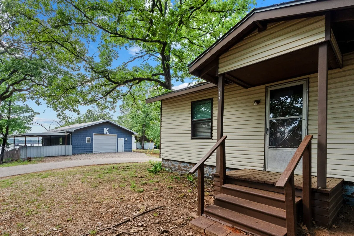 Single Family Residence For Sale in Henderson County , 112 Crocker Road, Malakoff, Texas 75148, 3 Bedroom, 2 Bathroom, Garage spaces, 912 Sqft, built in 1973, mls#21095968, Real Estate Agent in Malakoff, Homes For Sale in Henderson county, Homes For Sale in Malakoff, Realtor in Malakoff Texas, Real Estate Brokerage Independent Realty Texas, Luminita Cordes Realtor