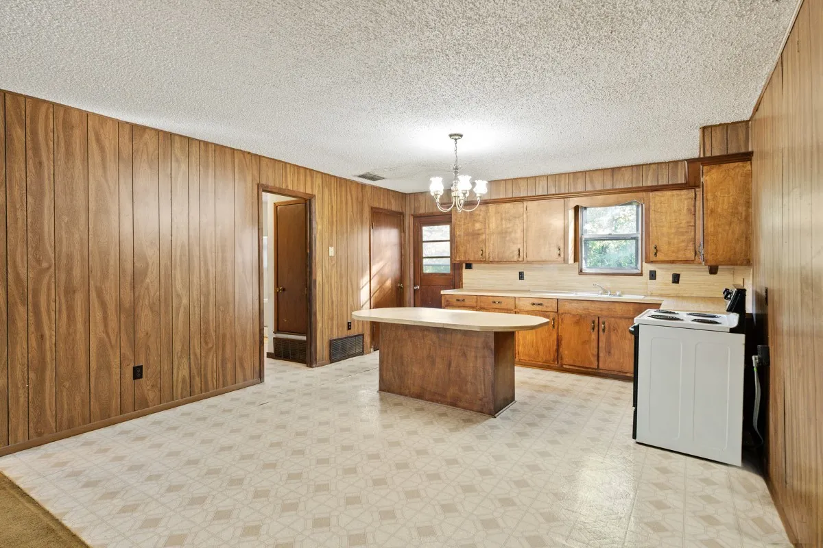 Single Family Residence For Sale in Henderson County , 112 Crocker Road, Malakoff, Texas 75148, 3 Bedroom, 2 Bathroom, Garage spaces, 912 Sqft, built in 1973, mls#21095968, Real Estate Agent in Malakoff, Homes For Sale in Henderson county, Homes For Sale in Malakoff, Realtor in Malakoff Texas, Real Estate Brokerage Independent Realty Texas, Luminita Cordes Realtor
