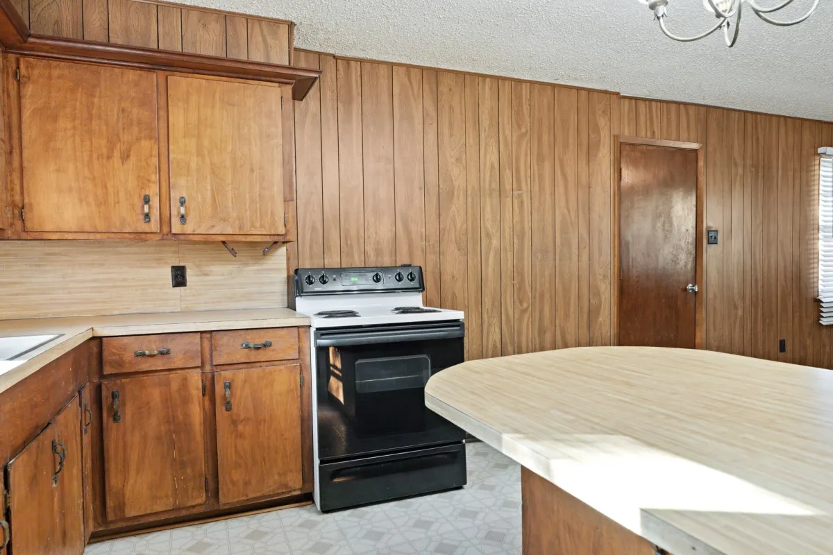 Single Family Residence For Sale in Henderson County , 112 Crocker Road, Malakoff, Texas 75148, 3 Bedroom, 2 Bathroom, Garage spaces, 912 Sqft, built in 1973, mls#21095968, Real Estate Agent in Malakoff, Homes For Sale in Henderson county, Homes For Sale in Malakoff, Realtor in Malakoff Texas, Real Estate Brokerage Independent Realty Texas, Luminita Cordes Realtor