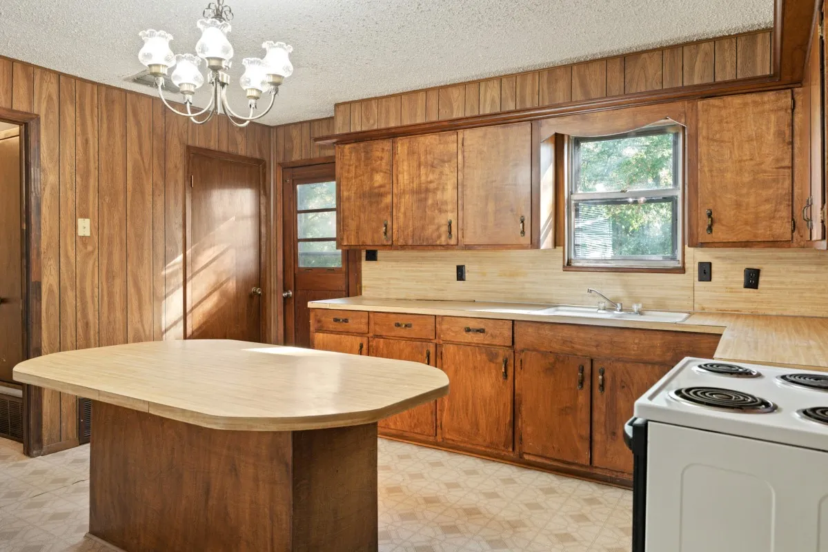Single Family Residence For Sale in Henderson County , 112 Crocker Road, Malakoff, Texas 75148, 3 Bedroom, 2 Bathroom, Garage spaces, 912 Sqft, built in 1973, mls#21095968, Real Estate Agent in Malakoff, Homes For Sale in Henderson county, Homes For Sale in Malakoff, Realtor in Malakoff Texas, Real Estate Brokerage Independent Realty Texas, Luminita Cordes Realtor