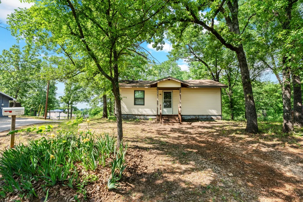 Single Family Residence For Sale in Henderson County , 112 Crocker Road, Malakoff, Texas 75148, 3 Bedroom, 2 Bathroom, Garage spaces, 912 Sqft, built in 1973, mls#21095968, Real Estate Agent in Malakoff, Homes For Sale in Henderson county, Homes For Sale in Malakoff, Realtor in Malakoff Texas, Real Estate Brokerage Independent Realty Texas, Luminita Cordes Realtor