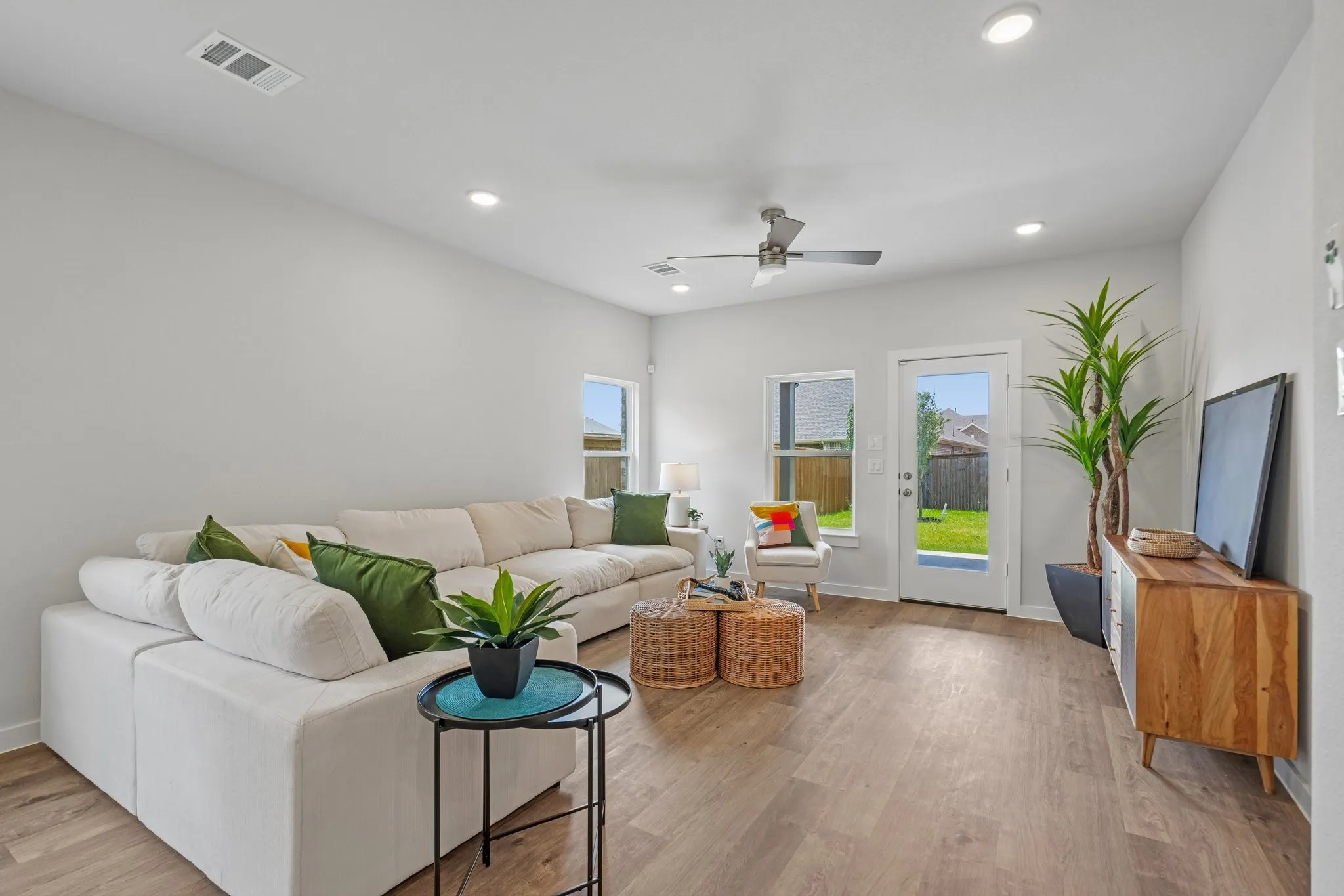 Single Family Residence For Sale in Kaufman County , 746 Carson Drive, Forney, Texas 75126, 4 Bedroom, 3 Bathroom, 3 Garage spaces, 2,260 Sqft, built in 2025, New Construction - Complete, mls#21096396, Real Estate Agent in Forney, Homes For Sale in Kaufman county, Homes For Sale in Forney, Realtor in Forney Texas, Real Estate Brokerage Independent Realty Texas, Luminita Cordes Realtor