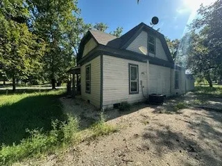 Single Family Residence For Sale in Fannin County , 503 Braz Street, Bonham, Texas 75418, 2 Bedroom, 2 Bathroom, Garage spaces, 896 Sqft, built in 1940, mls#21096391, Real Estate Agent in Bonham, Homes For Sale in Fannin county, Homes For Sale in Bonham, Realtor in Bonham Texas, Real Estate Brokerage Independent Realty Texas, Luminita Cordes Realtor