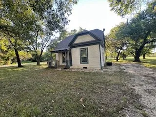 Single Family Residence For Sale in Fannin County , 503 Braz Street, Bonham, Texas 75418, 2 Bedroom, 2 Bathroom, Garage spaces, 896 Sqft, built in 1940, mls#21096391, Real Estate Agent in Bonham, Homes For Sale in Fannin county, Homes For Sale in Bonham, Realtor in Bonham Texas, Real Estate Brokerage Independent Realty Texas, Luminita Cordes Realtor