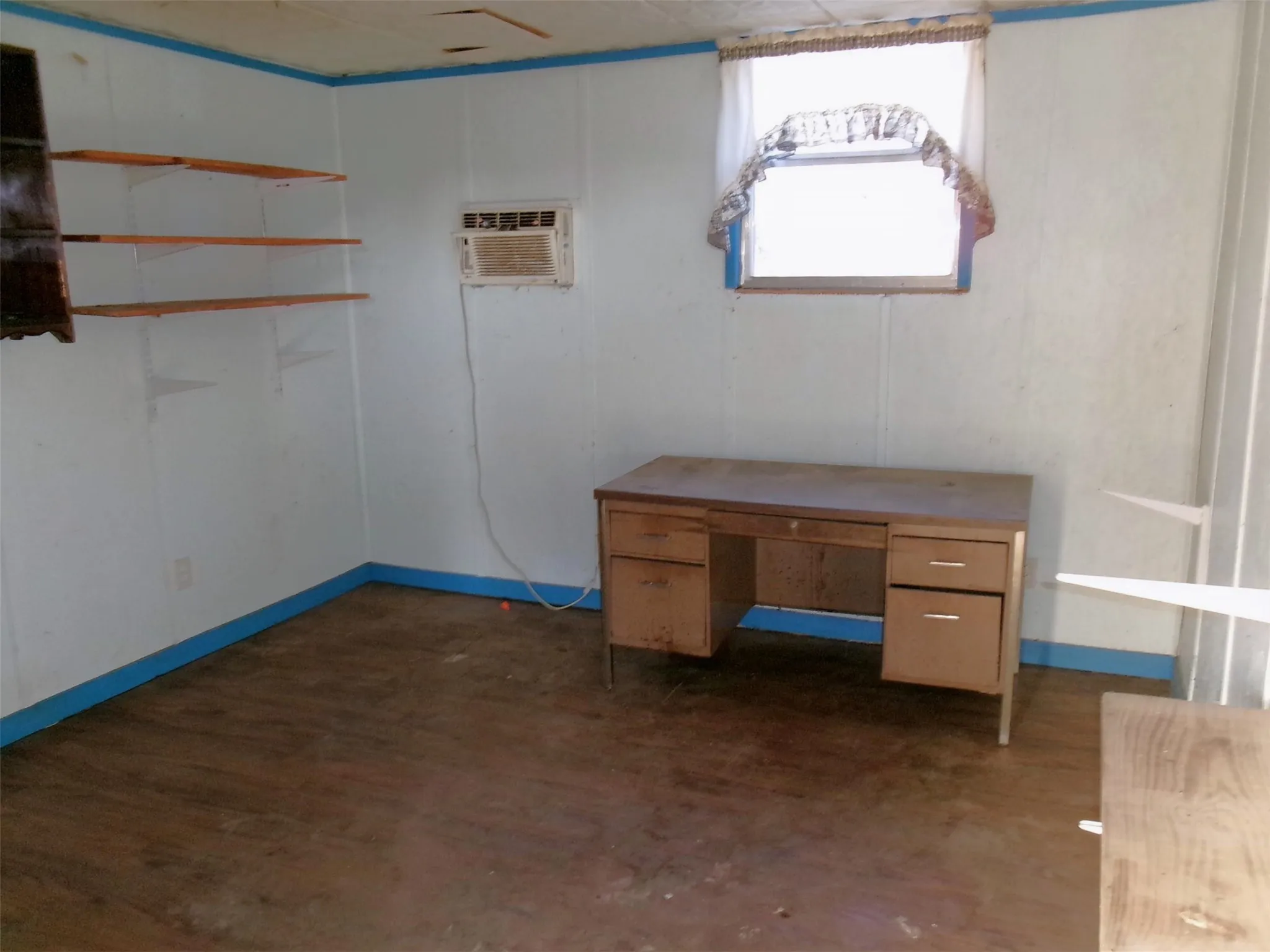 Bonus room - office between the garages