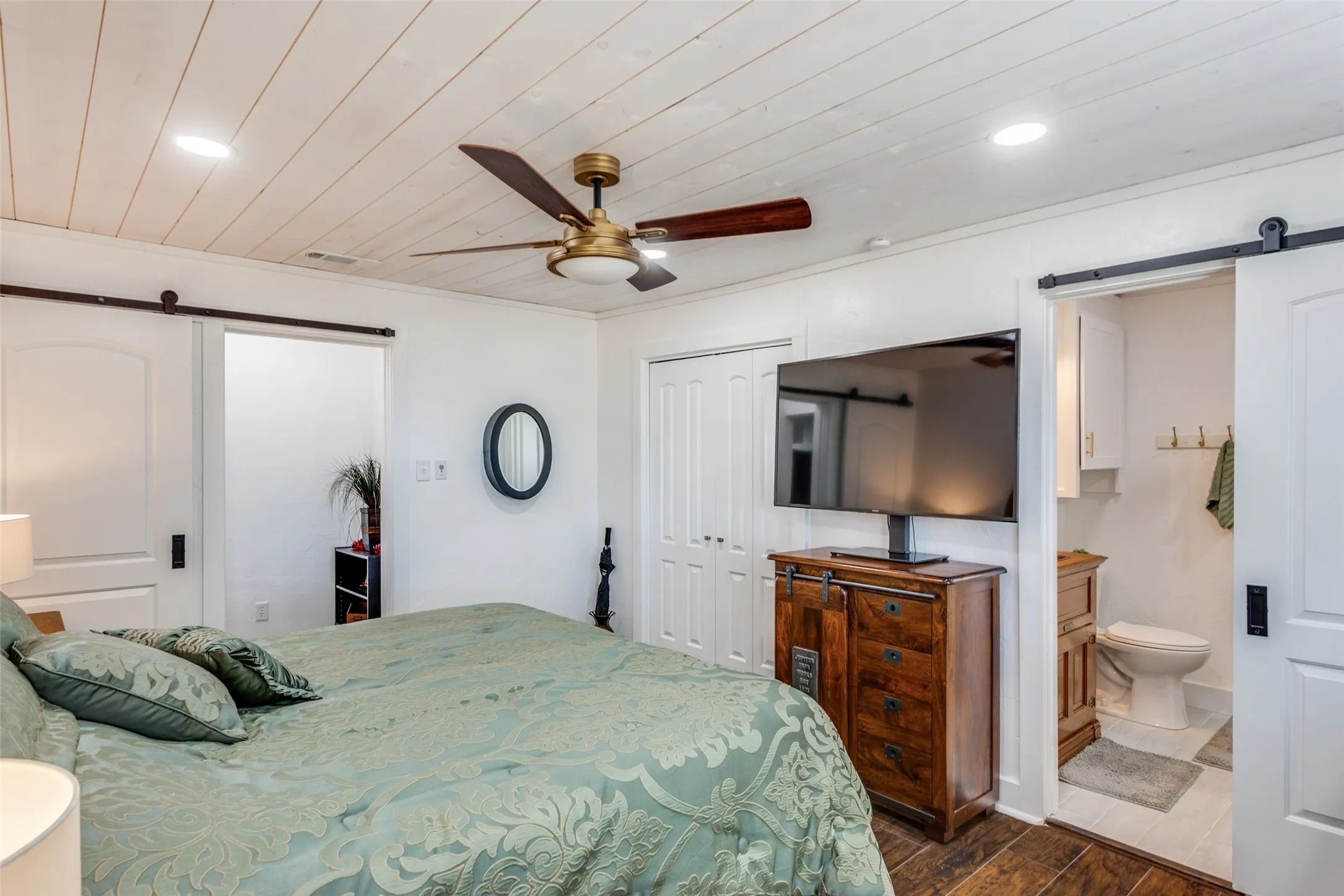 Two walk-in closets