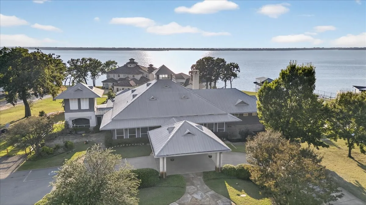The gorgeous clubhouse with lake views!