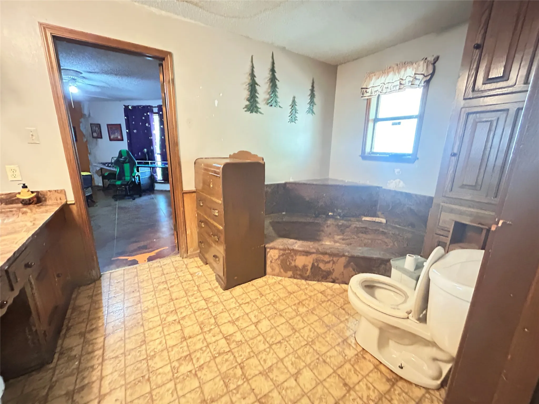 Single Family Residence For Sale in Hopkins County , 1816 County Road 2386, Pickton, Texas 75471, 3 Bedroom, 3 Bathroom, Garage spaces, 3,880 Sqft, built in 1980, mls#21098396, Real Estate Agent in Pickton, Homes For Sale in Hopkins county, Homes For Sale in Pickton, Realtor in Pickton Texas, Real Estate Brokerage Independent Realty Texas, Luminita Cordes Realtor