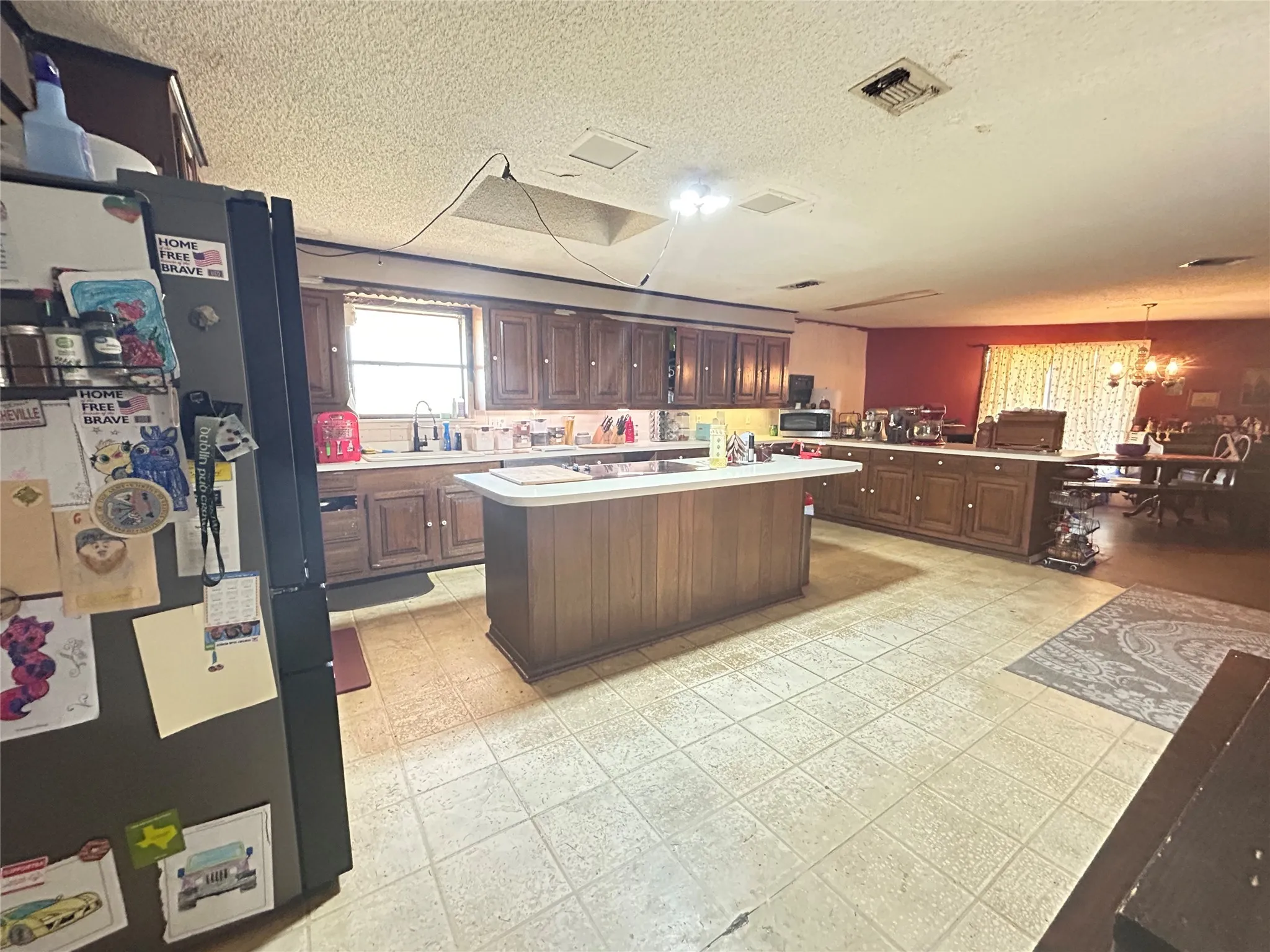Single Family Residence For Sale in Hopkins County , 1816 County Road 2386, Pickton, Texas 75471, 3 Bedroom, 3 Bathroom, Garage spaces, 3,880 Sqft, built in 1980, mls#21098396, Real Estate Agent in Pickton, Homes For Sale in Hopkins county, Homes For Sale in Pickton, Realtor in Pickton Texas, Real Estate Brokerage Independent Realty Texas, Luminita Cordes Realtor