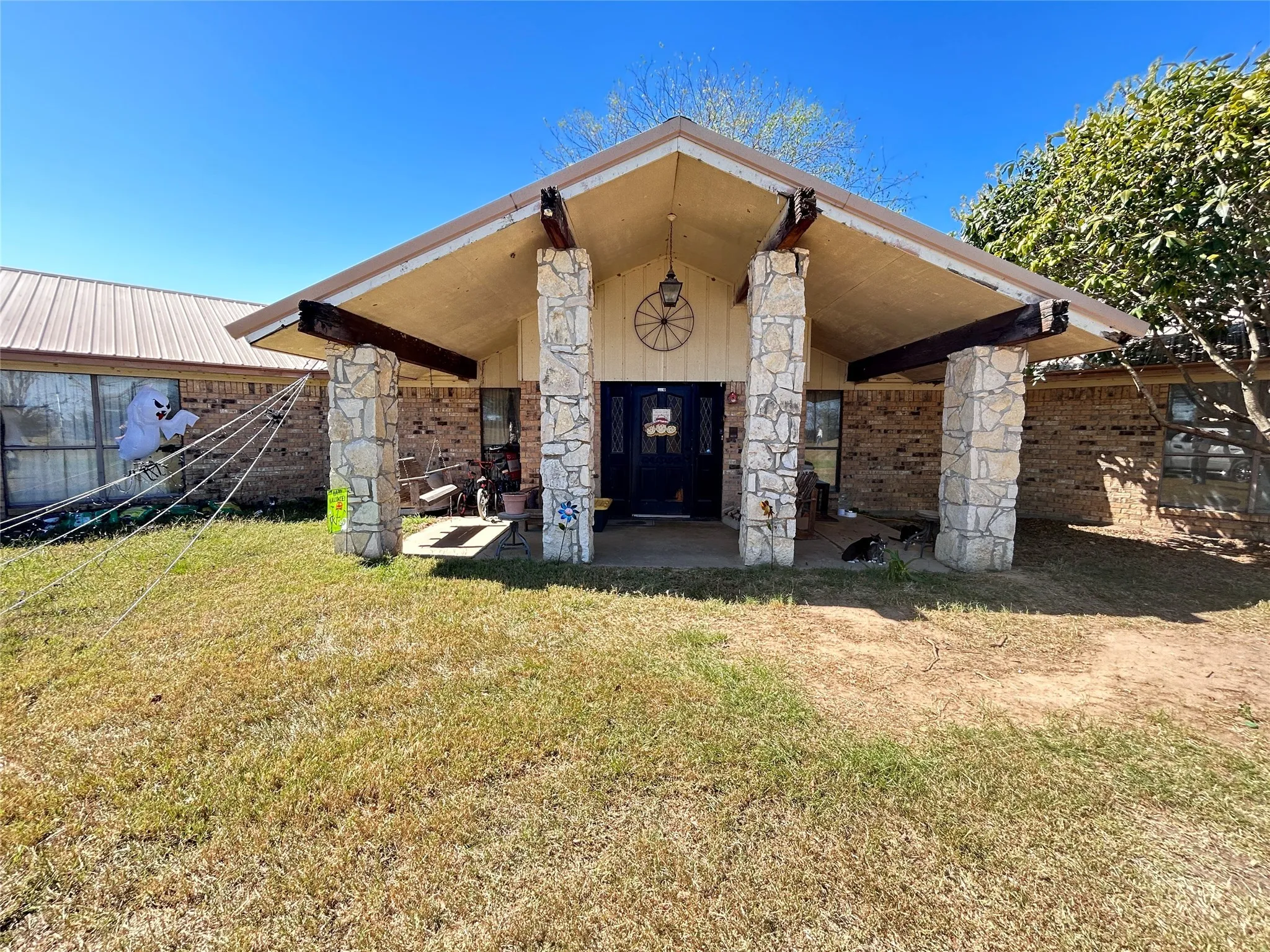 Single Family Residence For Sale in Hopkins County , 1816 County Road 2386, Pickton, Texas 75471, 3 Bedroom, 3 Bathroom, Garage spaces, 3,880 Sqft, built in 1980, mls#21098396, Real Estate Agent in Pickton, Homes For Sale in Hopkins county, Homes For Sale in Pickton, Realtor in Pickton Texas, Real Estate Brokerage Independent Realty Texas, Luminita Cordes Realtor