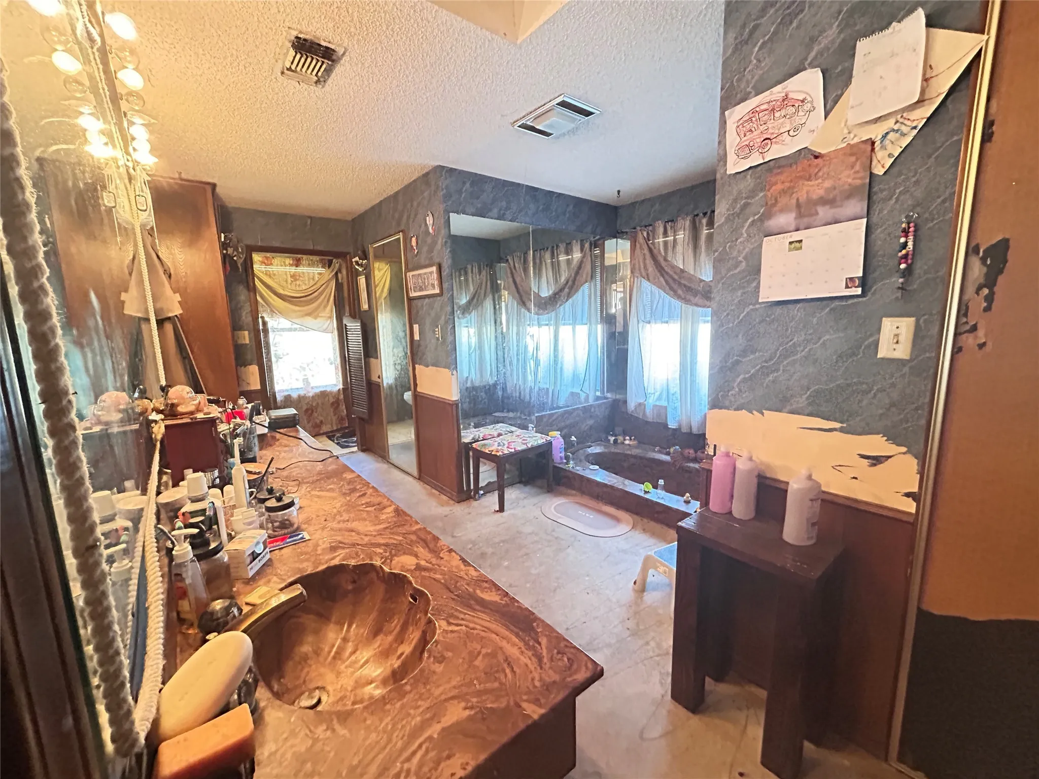 Single Family Residence For Sale in Hopkins County , 1816 County Road 2386, Pickton, Texas 75471, 3 Bedroom, 3 Bathroom, Garage spaces, 3,880 Sqft, built in 1980, mls#21098396, Real Estate Agent in Pickton, Homes For Sale in Hopkins county, Homes For Sale in Pickton, Realtor in Pickton Texas, Real Estate Brokerage Independent Realty Texas, Luminita Cordes Realtor