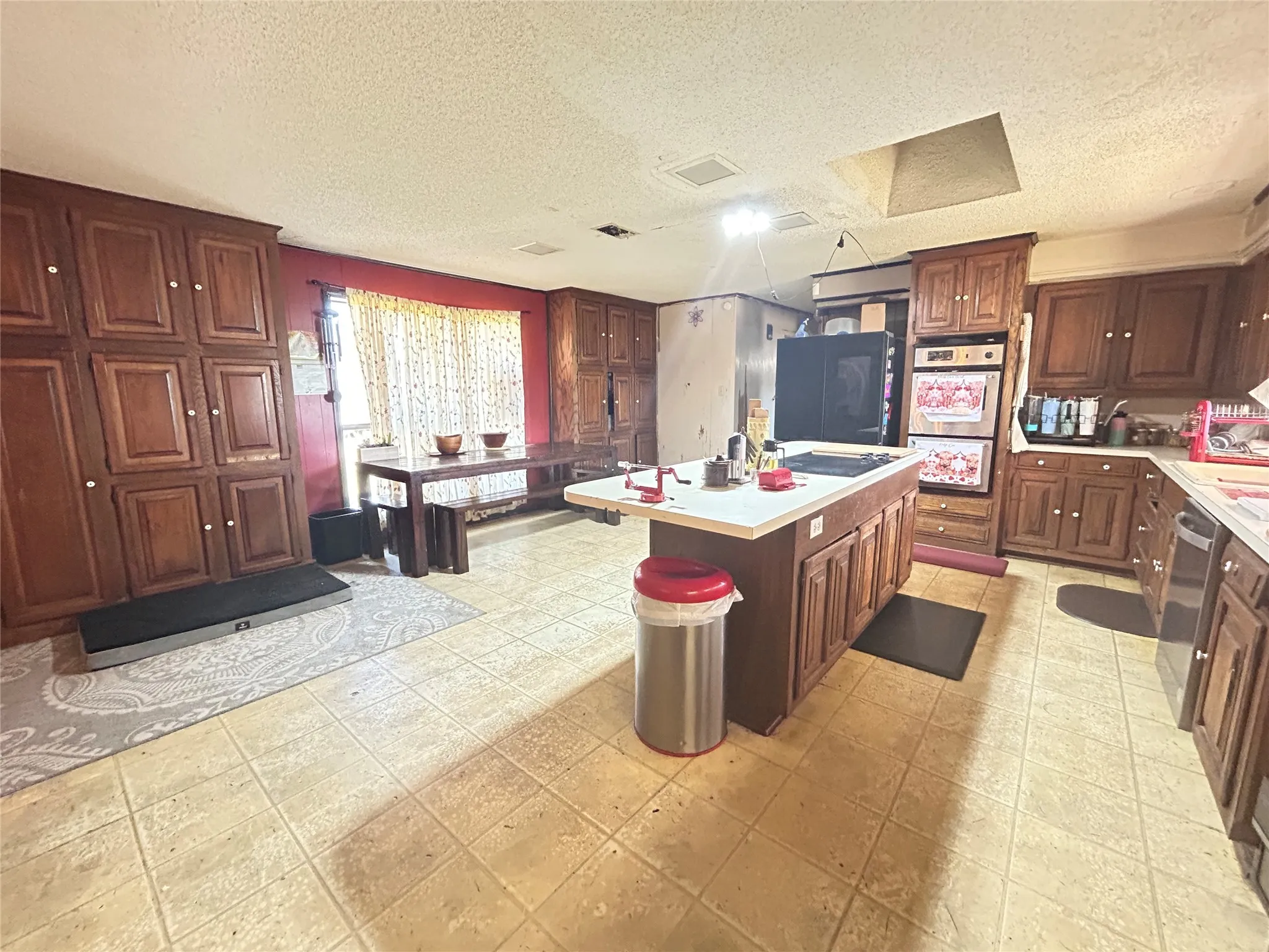 Single Family Residence For Sale in Hopkins County , 1816 County Road 2386, Pickton, Texas 75471, 3 Bedroom, 3 Bathroom, Garage spaces, 3,880 Sqft, built in 1980, mls#21098396, Real Estate Agent in Pickton, Homes For Sale in Hopkins county, Homes For Sale in Pickton, Realtor in Pickton Texas, Real Estate Brokerage Independent Realty Texas, Luminita Cordes Realtor