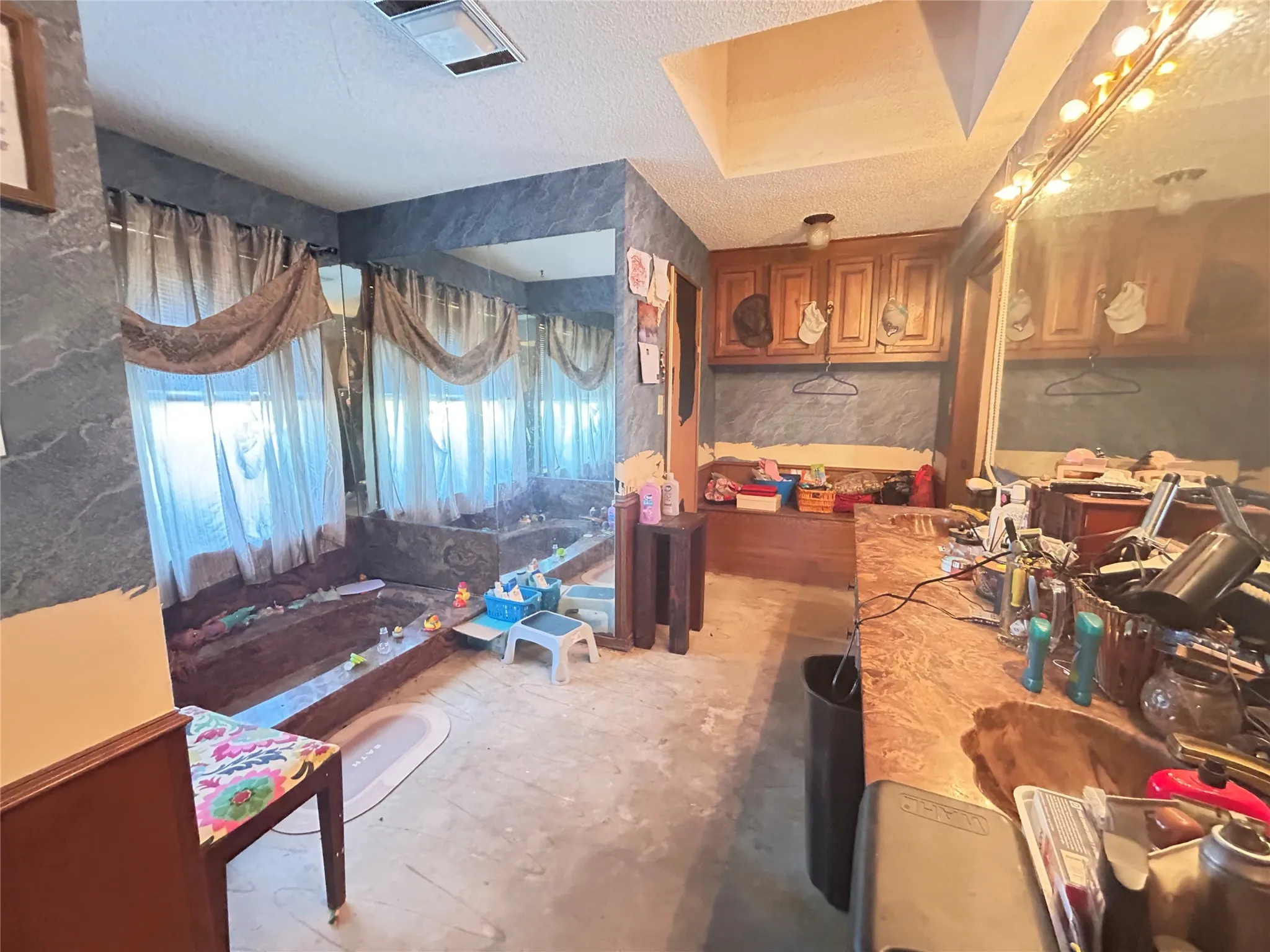 Single Family Residence For Sale in Hopkins County , 1816 County Road 2386, Pickton, Texas 75471, 3 Bedroom, 3 Bathroom, Garage spaces, 3,880 Sqft, built in 1980, mls#21098396, Real Estate Agent in Pickton, Homes For Sale in Hopkins county, Homes For Sale in Pickton, Realtor in Pickton Texas, Real Estate Brokerage Independent Realty Texas, Luminita Cordes Realtor