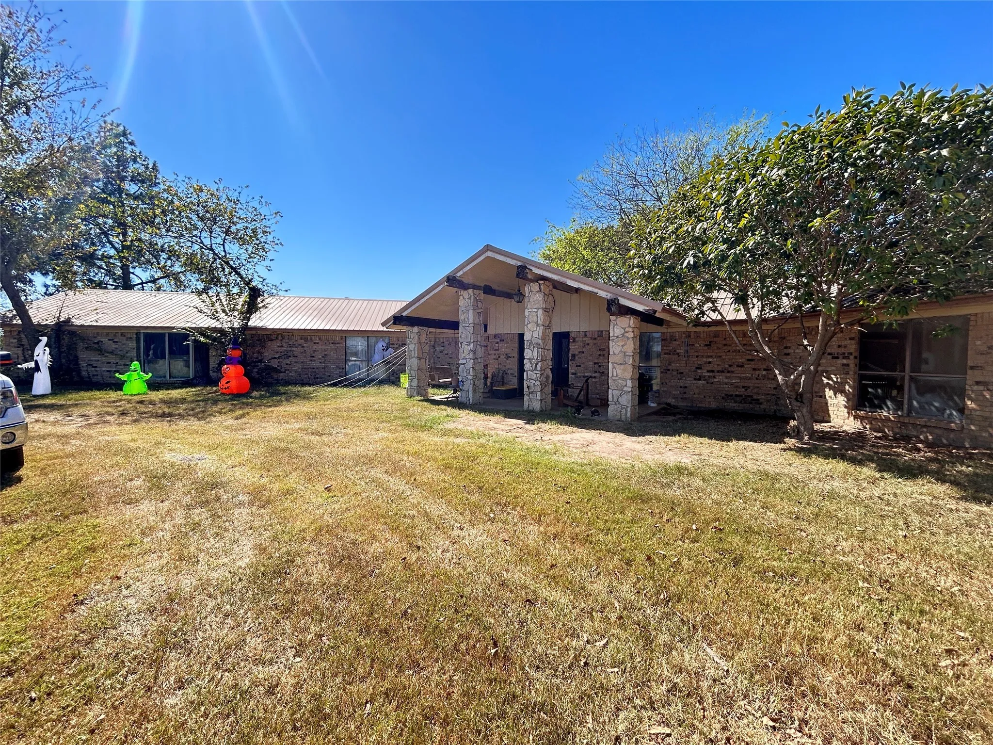 Single Family Residence For Sale in Hopkins County , 1816 County Road 2386, Pickton, Texas 75471, 3 Bedroom, 3 Bathroom, Garage spaces, 3,880 Sqft, built in 1980, mls#21098396, Real Estate Agent in Pickton, Homes For Sale in Hopkins county, Homes For Sale in Pickton, Realtor in Pickton Texas, Real Estate Brokerage Independent Realty Texas, Luminita Cordes Realtor