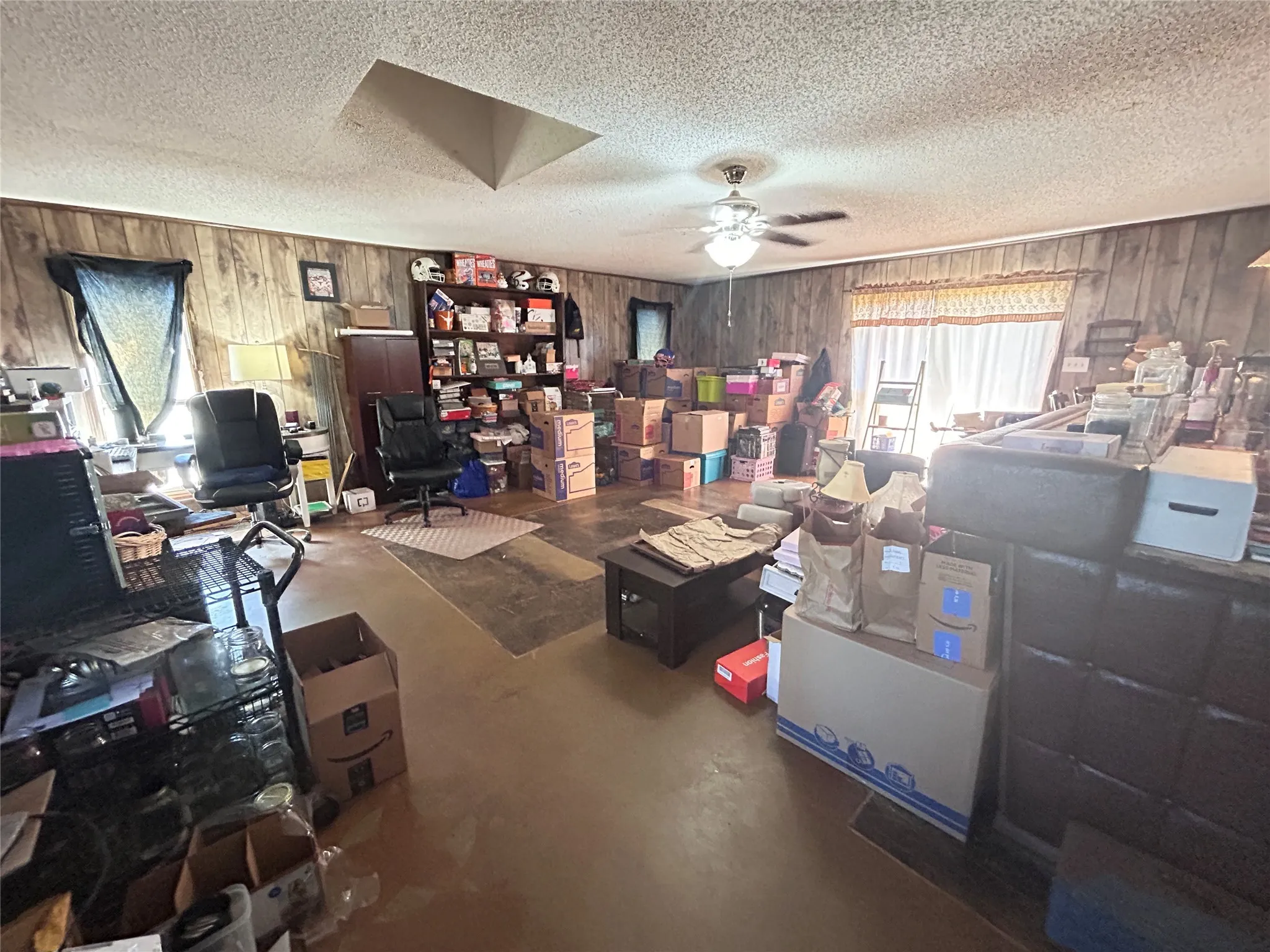 Single Family Residence For Sale in Hopkins County , 1816 County Road 2386, Pickton, Texas 75471, 3 Bedroom, 3 Bathroom, Garage spaces, 3,880 Sqft, built in 1980, mls#21098396, Real Estate Agent in Pickton, Homes For Sale in Hopkins county, Homes For Sale in Pickton, Realtor in Pickton Texas, Real Estate Brokerage Independent Realty Texas, Luminita Cordes Realtor