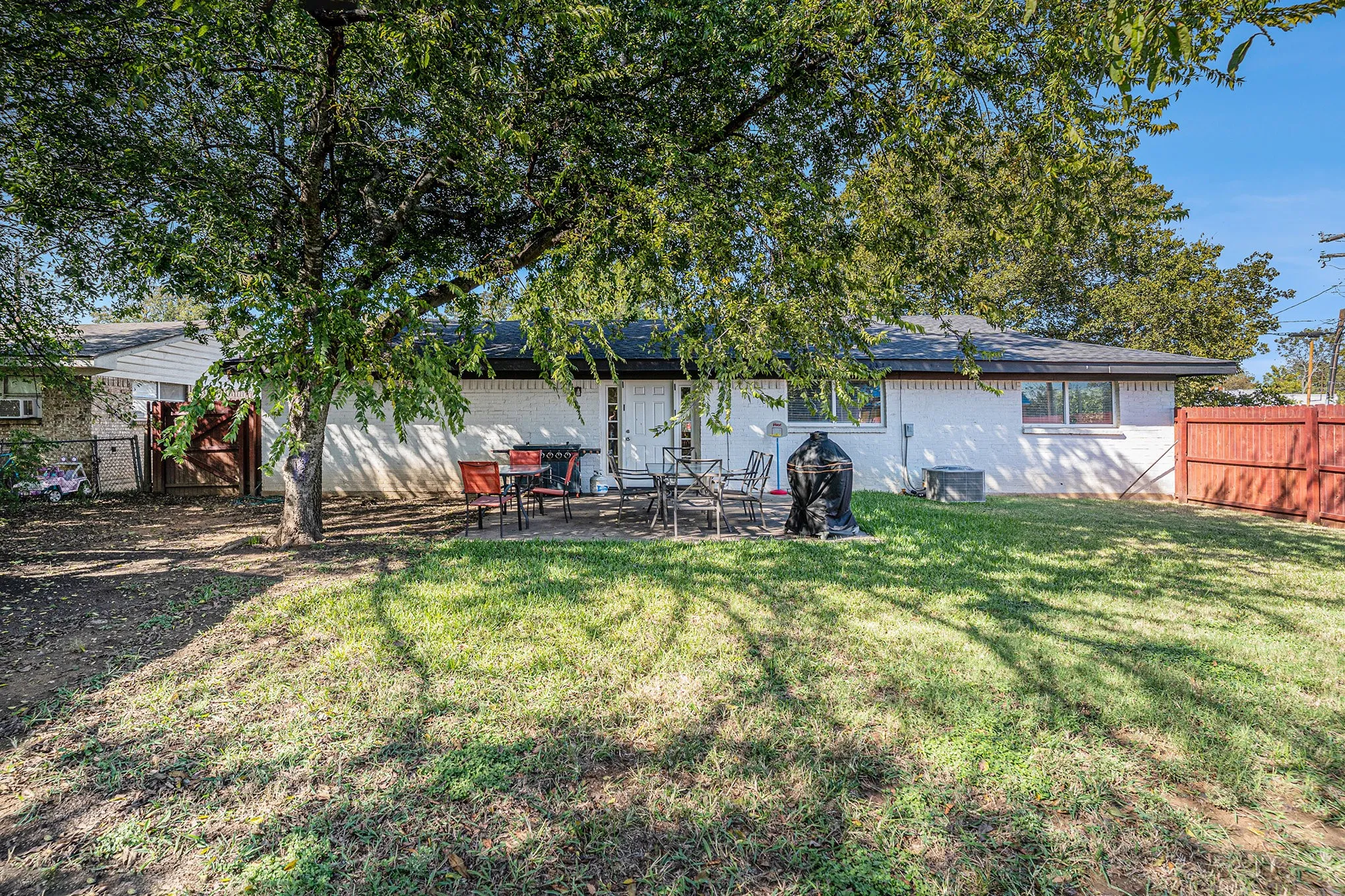 Single Family Residence For Sale in Johnson County , 807 Poindexter Avenue, Cleburne, Texas 76033, 3 Bedroom, 2 Bathroom, 2 Garage spaces, 1,364 Sqft, built in 1969, mls#21096741, Real Estate Agent in Cleburne, Homes For Sale in Johnson county, Homes For Sale in Cleburne, Realtor in Cleburne Texas, Real Estate Brokerage Independent Realty Texas, Luminita Cordes Realtor