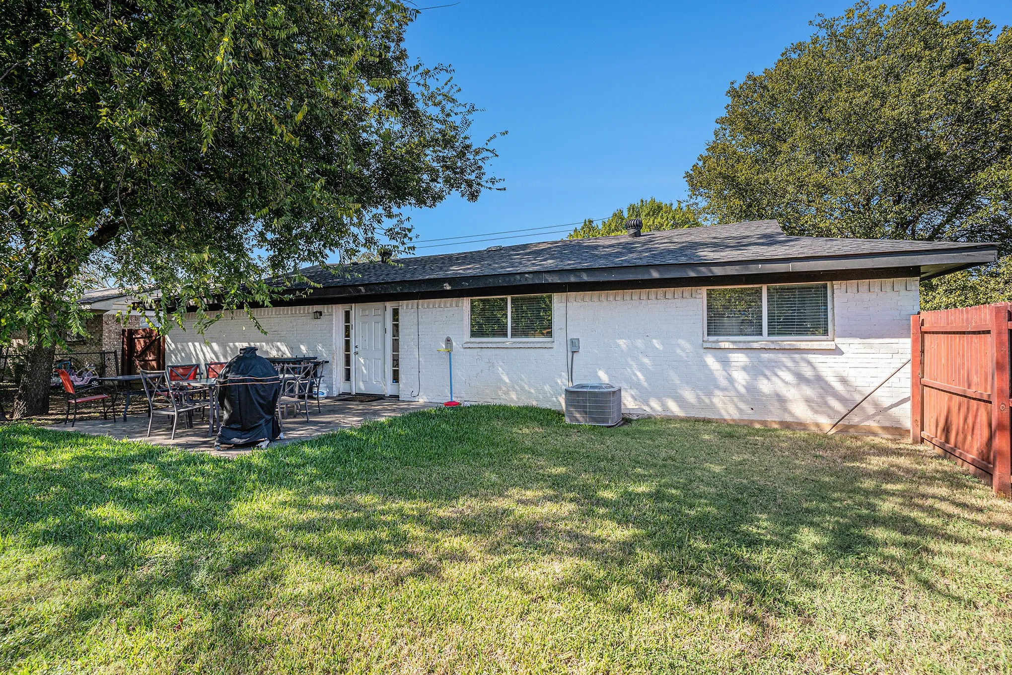 Single Family Residence For Sale in Johnson County , 807 Poindexter Avenue, Cleburne, Texas 76033, 3 Bedroom, 2 Bathroom, 2 Garage spaces, 1,364 Sqft, built in 1969, mls#21096741, Real Estate Agent in Cleburne, Homes For Sale in Johnson county, Homes For Sale in Cleburne, Realtor in Cleburne Texas, Real Estate Brokerage Independent Realty Texas, Luminita Cordes Realtor