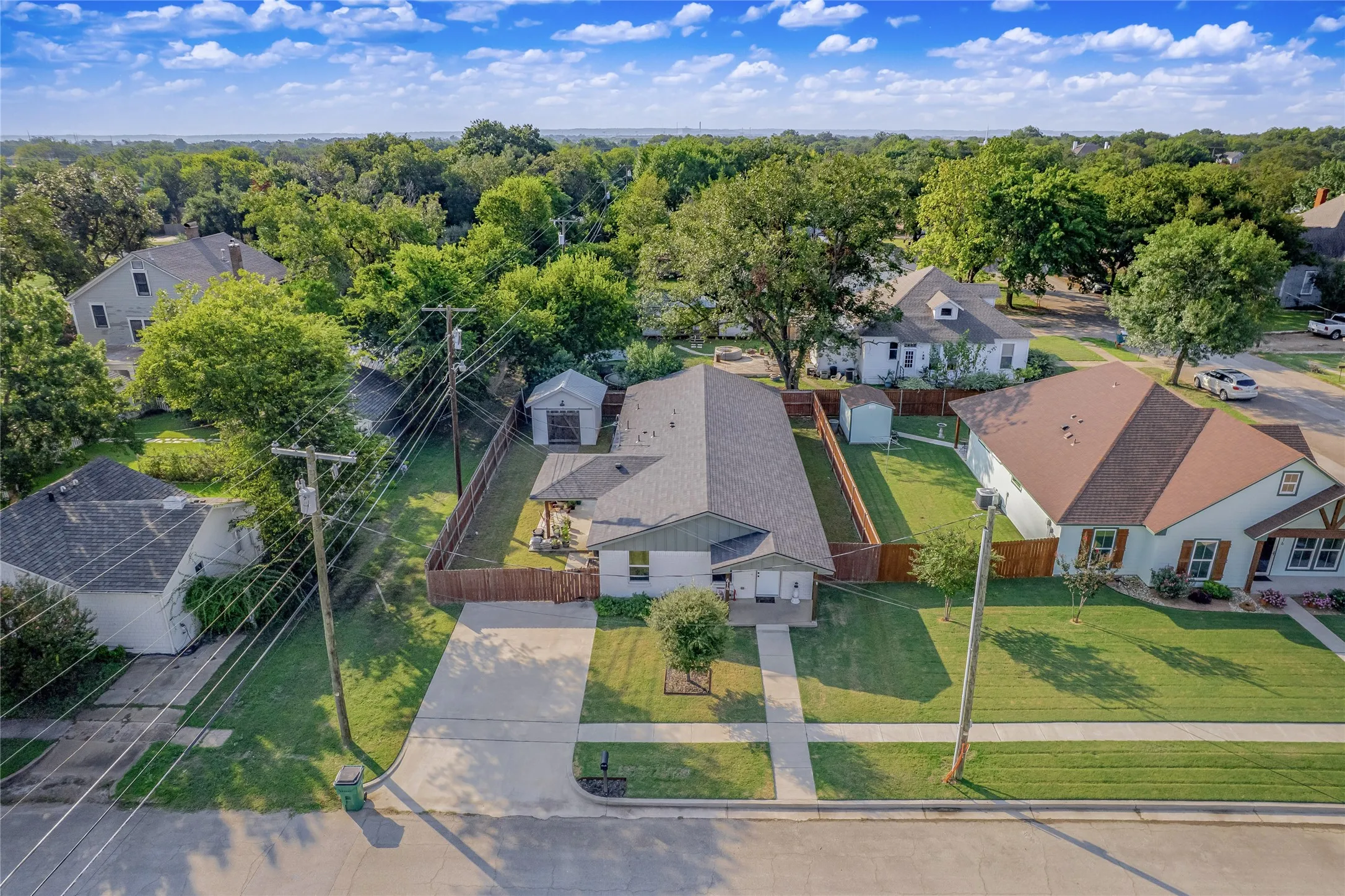 Single Family Residence For Sale in Mc Lennan County , 614 W 3rd Street, Mc Gregor, Texas 76657, 4 Bedroom, 2 Bathroom, Garage spaces, 1,960 Sqft, built in 1986, Preowned, mls#21076371, Real Estate Agent in Mc Gregor, Homes For Sale in Mc Lennan county, Homes For Sale in Mc Gregor, Realtor in Mc Gregor Texas, Real Estate Brokerage Independent Realty Texas, Luminita Cordes Realtor
