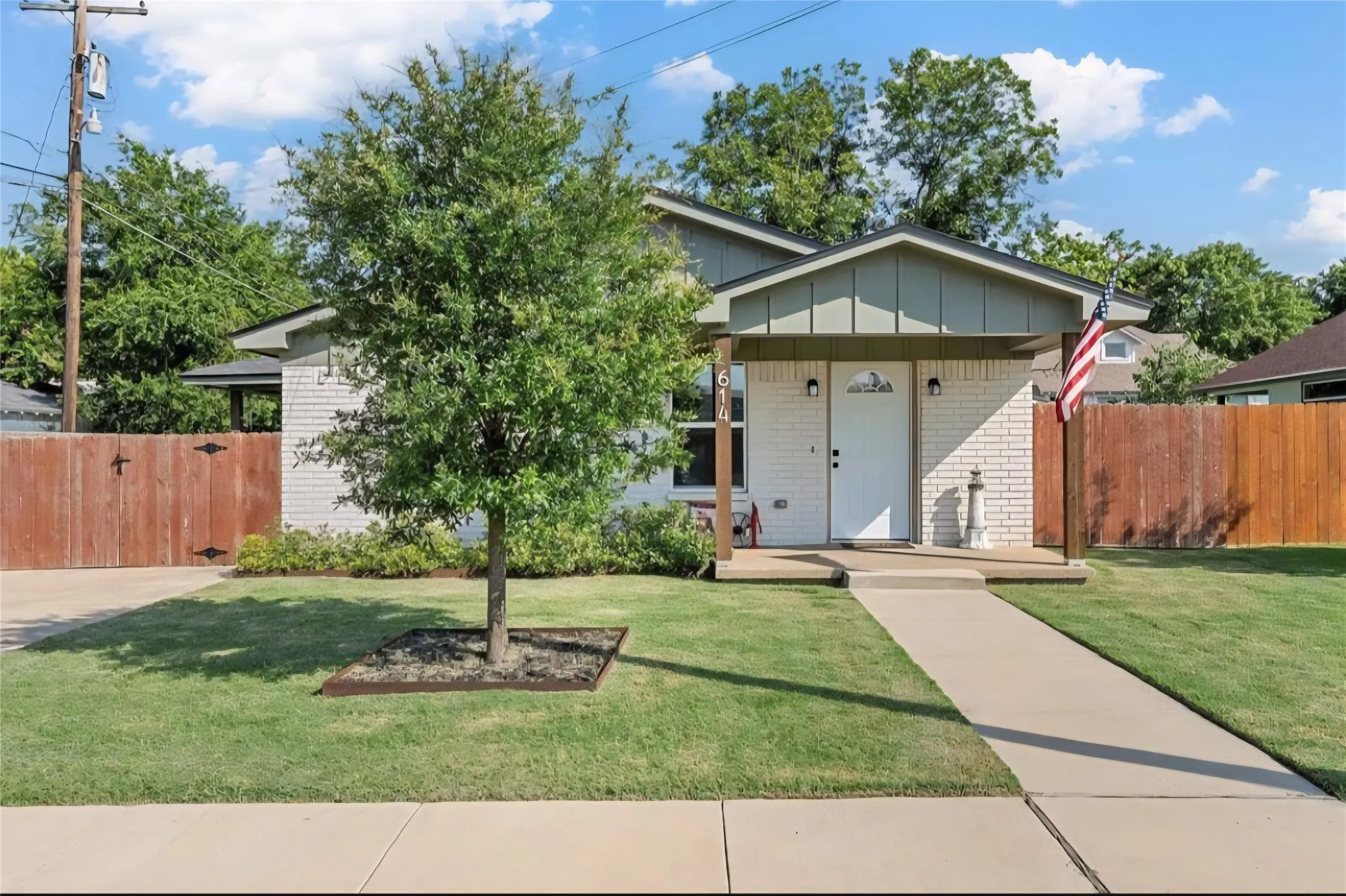 Single Family Residence For Sale in Mc Lennan County , 614 W 3rd Street, Mc Gregor, Texas 76657, 4 Bedroom, 2 Bathroom, Garage spaces, 1,960 Sqft, built in 1986, Preowned, mls#21076371, Real Estate Agent in Mc Gregor, Homes For Sale in Mc Lennan county, Homes For Sale in Mc Gregor, Realtor in Mc Gregor Texas, Real Estate Brokerage Independent Realty Texas, Luminita Cordes Realtor