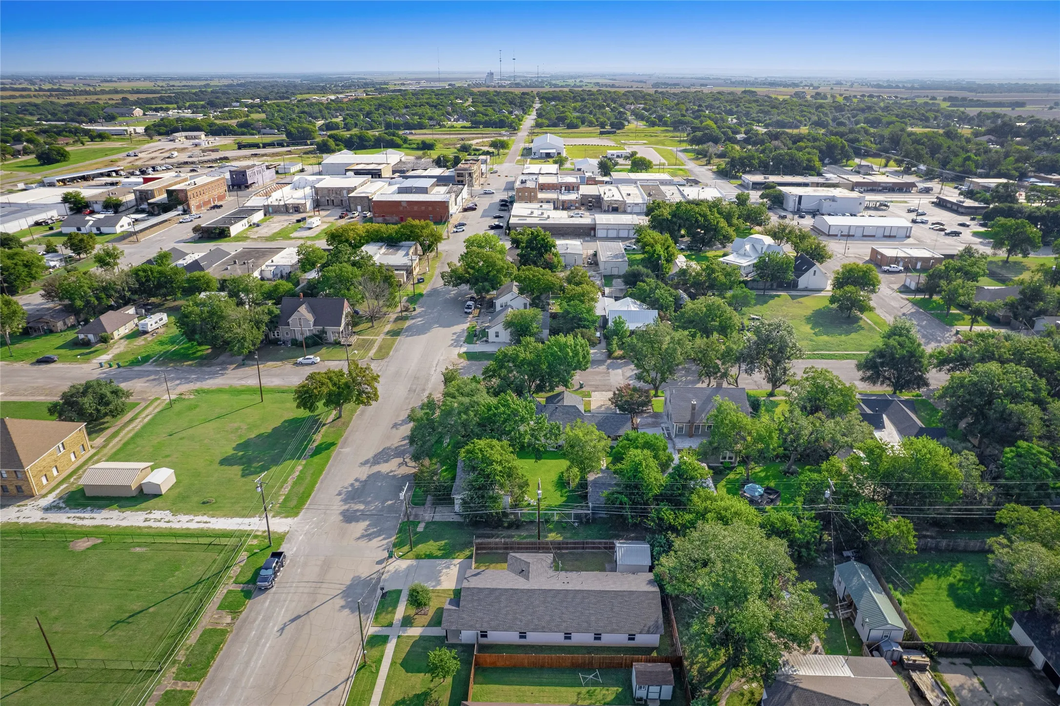 Single Family Residence For Sale in Mc Lennan County , 614 W 3rd Street, Mc Gregor, Texas 76657, 4 Bedroom, 2 Bathroom, Garage spaces, 1,960 Sqft, built in 1986, Preowned, mls#21076371, Real Estate Agent in Mc Gregor, Homes For Sale in Mc Lennan county, Homes For Sale in Mc Gregor, Realtor in Mc Gregor Texas, Real Estate Brokerage Independent Realty Texas, Luminita Cordes Realtor