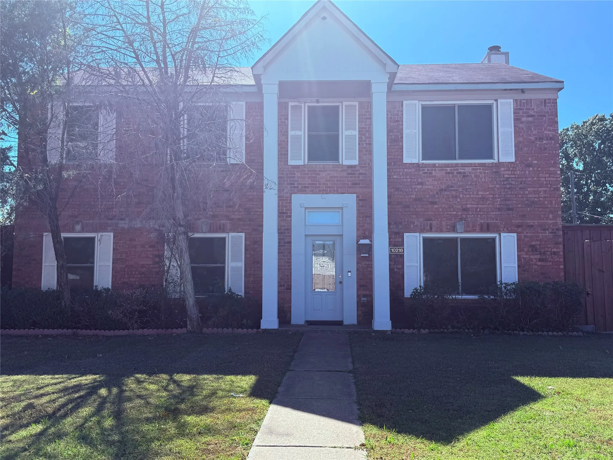 Single Family Residence For Sale in Dallas County , 10216 Big Thicket Drive, Dallas, Texas 75217, 3 Bedroom, 3 Bathroom, 2 Garage spaces, 1,994 Sqft, built in 1989, mls#21098780, Real Estate Agent in Dallas, Homes For Sale in Dallas county, Homes For Sale in Dallas, Realtor in Dallas Texas, Real Estate Brokerage Independent Realty Texas, Luminita Cordes Realtor