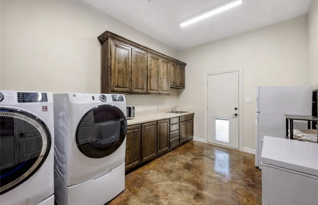 Large/mud room with dog door