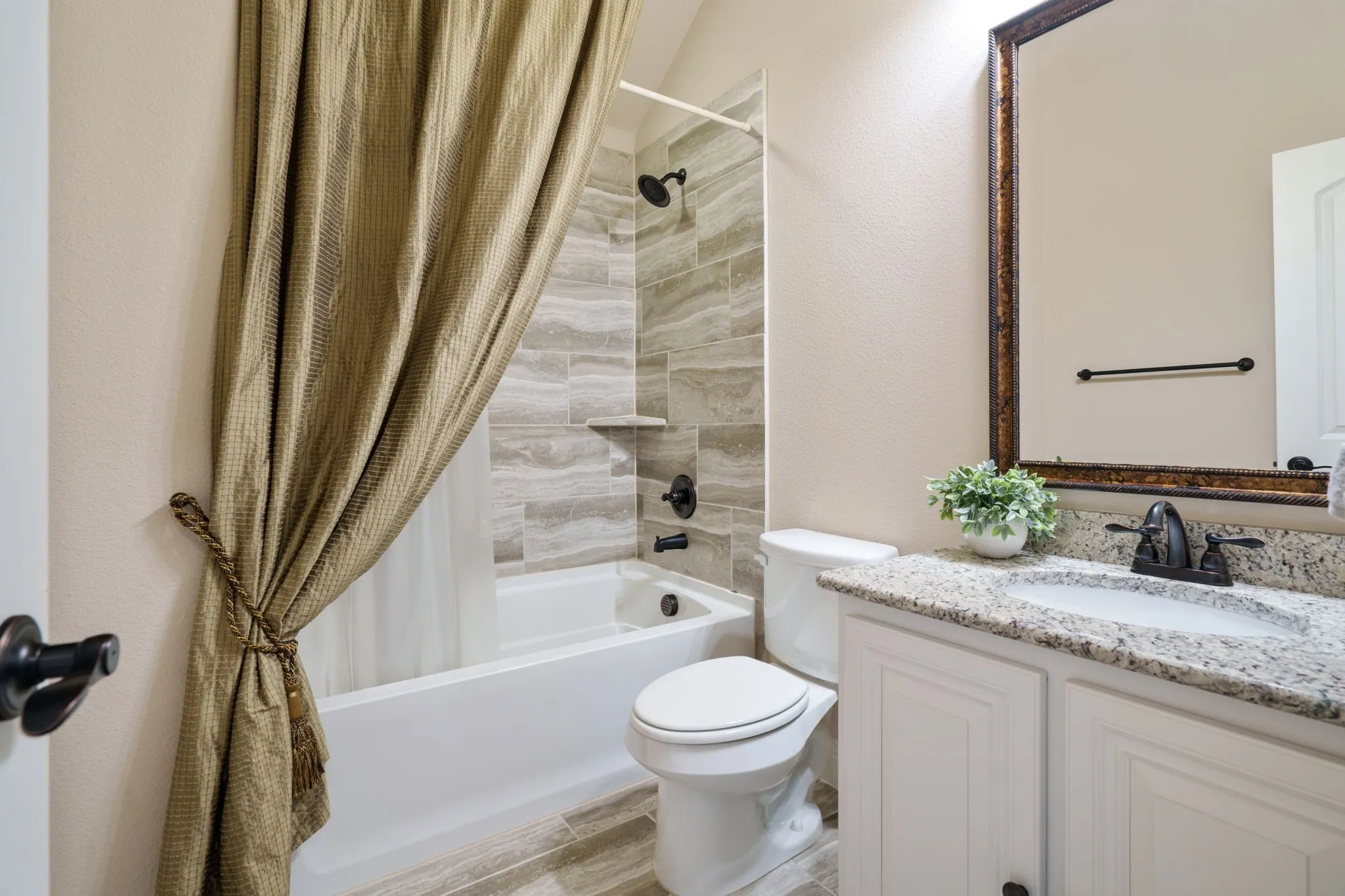 2nd Floor Full Bathroom