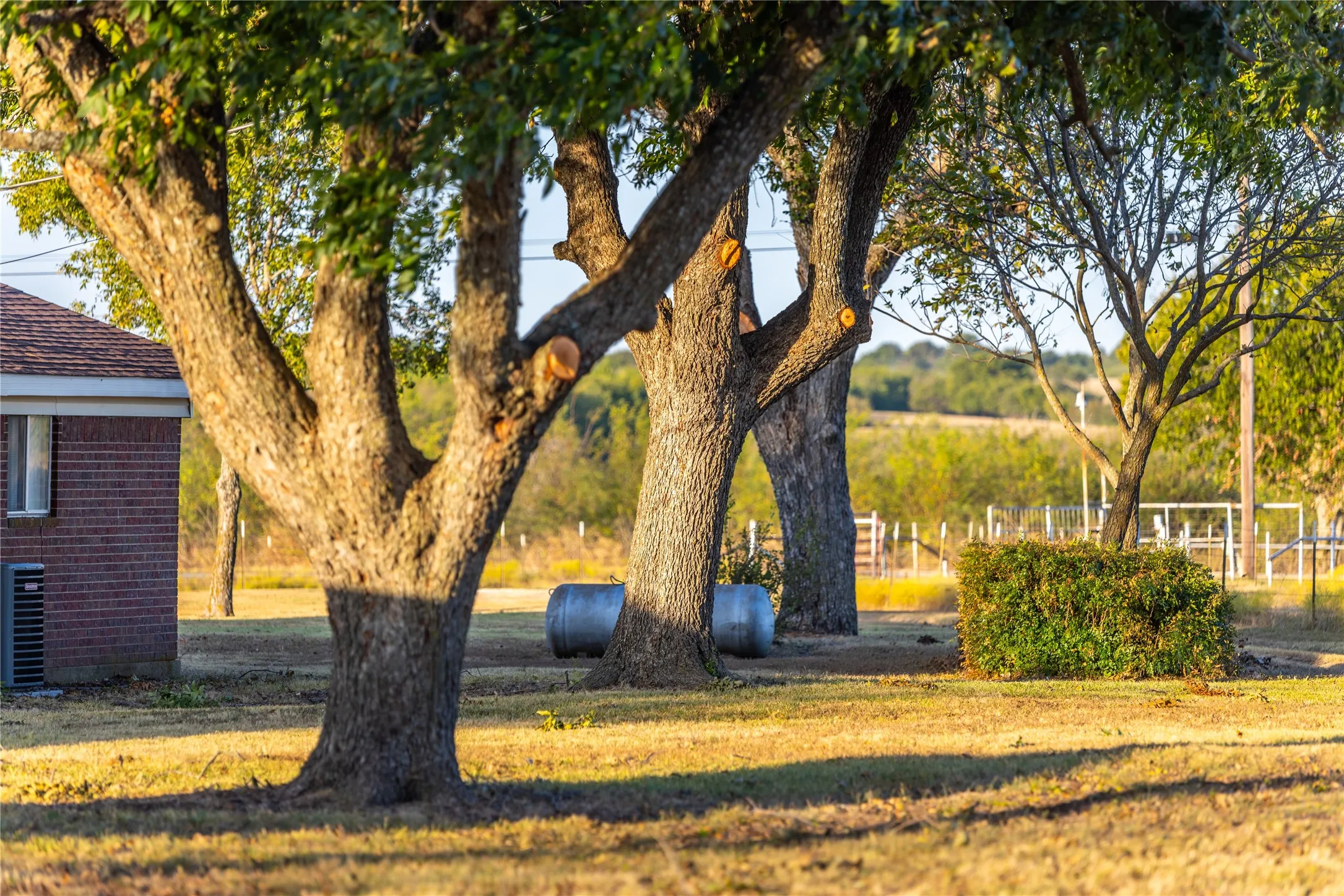 Farm For Sale in Johnson County , 4045 County Road 212, Alvarado, Texas 76009, 3 Bedroom, 2 Bathroom, 2 Garage spaces, 2,022 Sqft, built in 1958, Preowned, mls#21098858, Real Estate Agent in Alvarado, Homes For Sale in Johnson county, Homes For Sale in Alvarado, Realtor in Alvarado Texas, Real Estate Brokerage Independent Realty Texas, Luminita Cordes Realtor