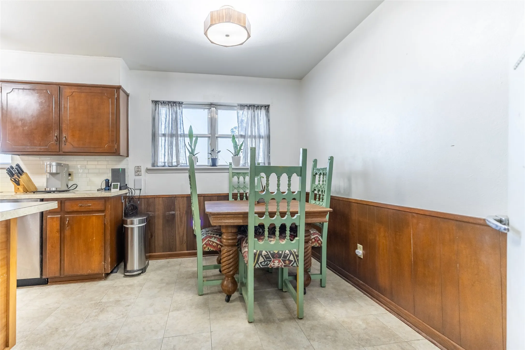 Farm For Sale in Johnson County , 4045 County Road 212, Alvarado, Texas 76009, 3 Bedroom, 2 Bathroom, 2 Garage spaces, 2,022 Sqft, built in 1958, Preowned, mls#21098858, Real Estate Agent in Alvarado, Homes For Sale in Johnson county, Homes For Sale in Alvarado, Realtor in Alvarado Texas, Real Estate Brokerage Independent Realty Texas, Luminita Cordes Realtor