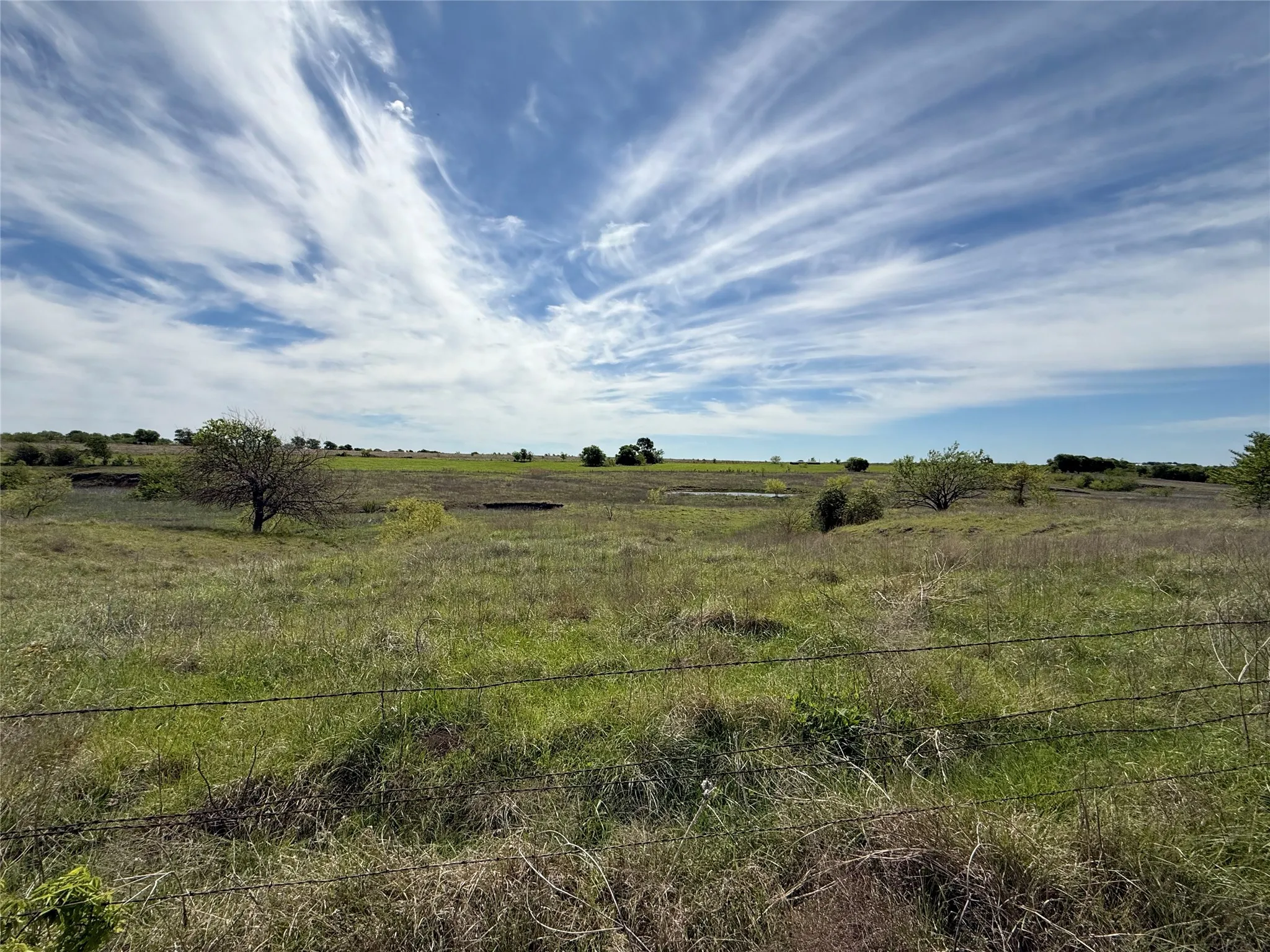 Farm For Sale in Johnson County , 4045 County Road 212, Alvarado, Texas 76009, 3 Bedroom, 2 Bathroom, 2 Garage spaces, 2,022 Sqft, built in 1958, Preowned, mls#21098858, Real Estate Agent in Alvarado, Homes For Sale in Johnson county, Homes For Sale in Alvarado, Realtor in Alvarado Texas, Real Estate Brokerage Independent Realty Texas, Luminita Cordes Realtor