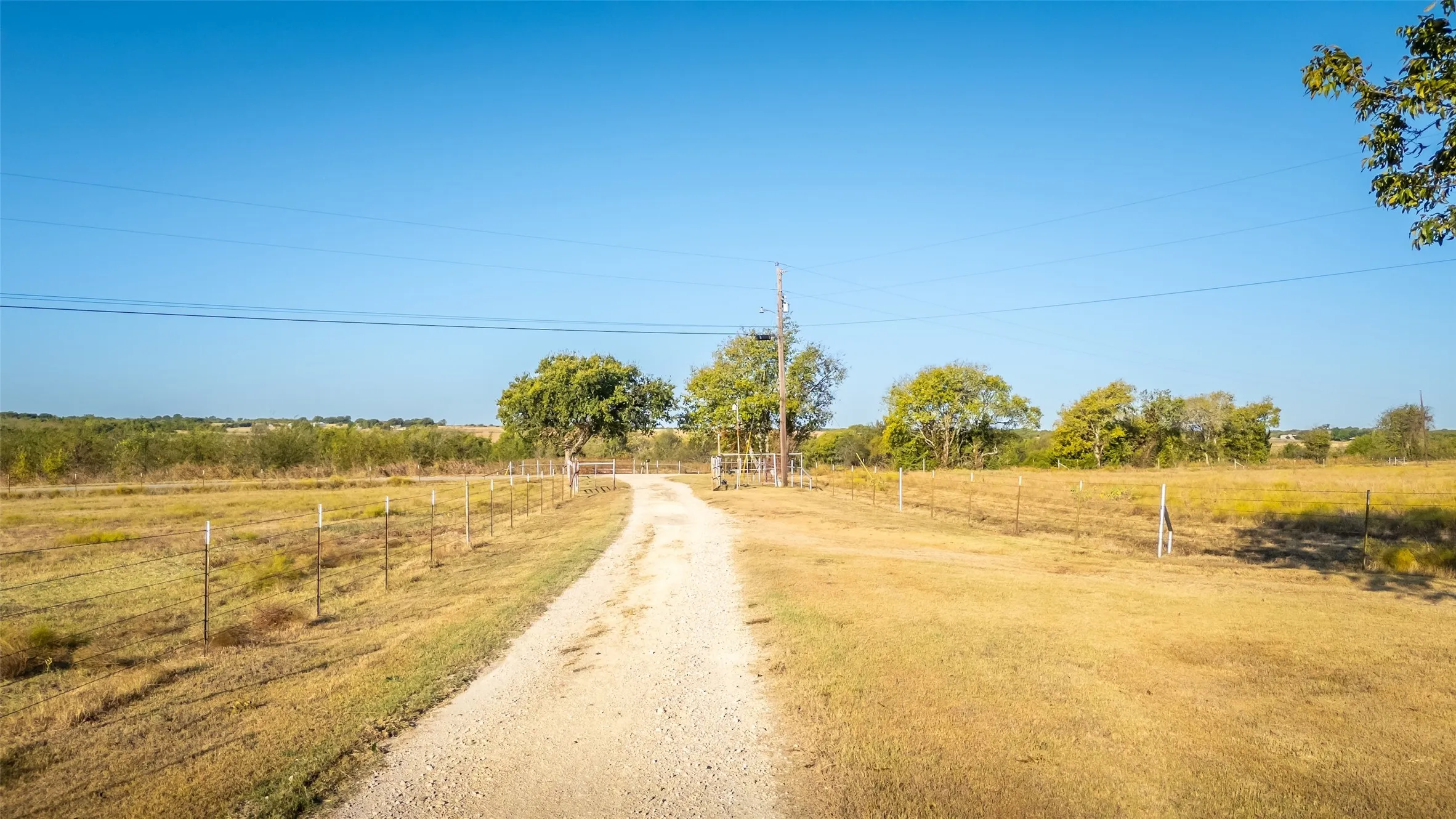 Farm For Sale in Johnson County , 4045 County Road 212, Alvarado, Texas 76009, 3 Bedroom, 2 Bathroom, 2 Garage spaces, 2,022 Sqft, built in 1958, Preowned, mls#21098858, Real Estate Agent in Alvarado, Homes For Sale in Johnson county, Homes For Sale in Alvarado, Realtor in Alvarado Texas, Real Estate Brokerage Independent Realty Texas, Luminita Cordes Realtor