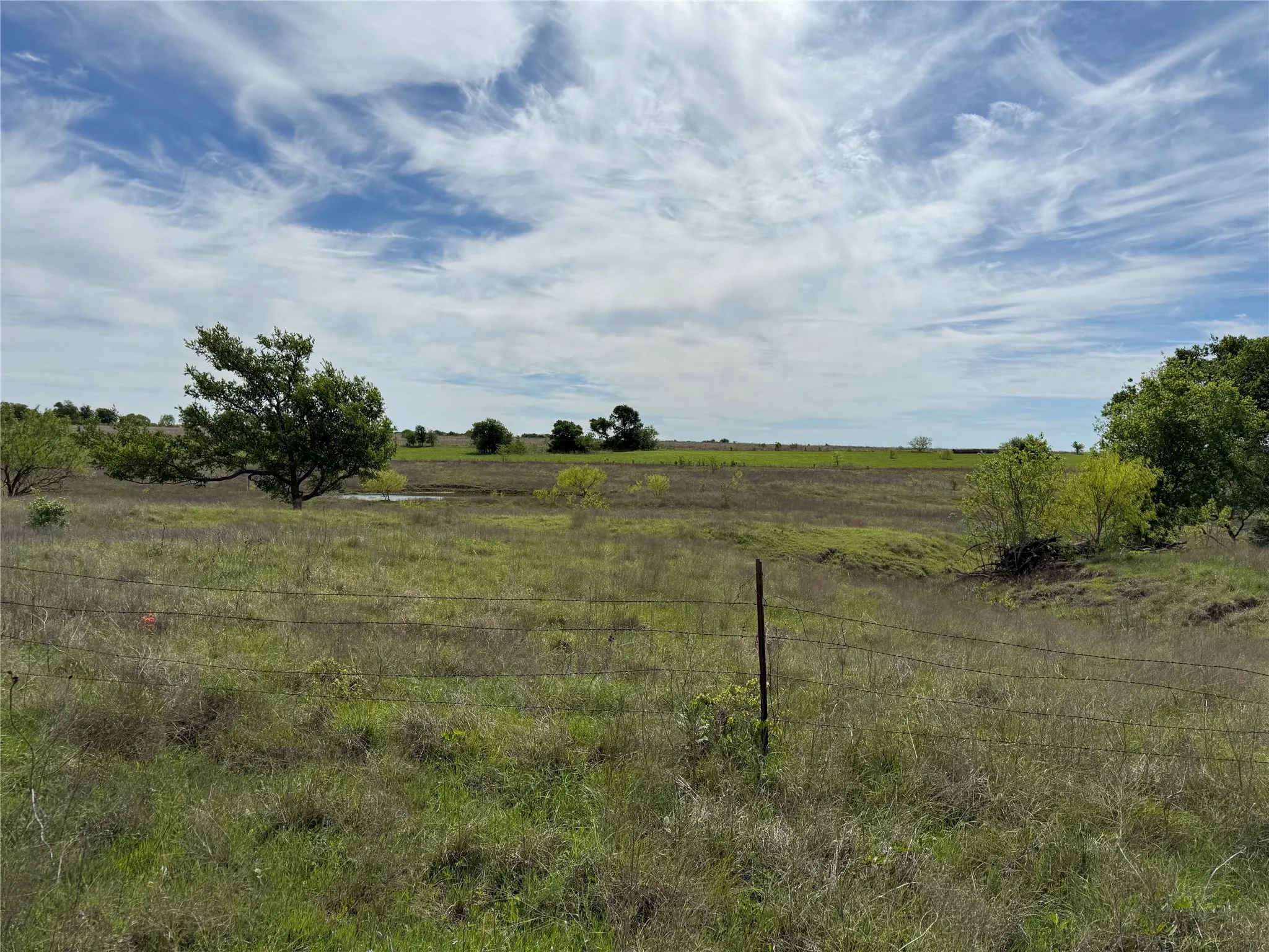 Farm For Sale in Johnson County , 4045 County Road 212, Alvarado, Texas 76009, 3 Bedroom, 2 Bathroom, 2 Garage spaces, 2,022 Sqft, built in 1958, Preowned, mls#21098858, Real Estate Agent in Alvarado, Homes For Sale in Johnson county, Homes For Sale in Alvarado, Realtor in Alvarado Texas, Real Estate Brokerage Independent Realty Texas, Luminita Cordes Realtor