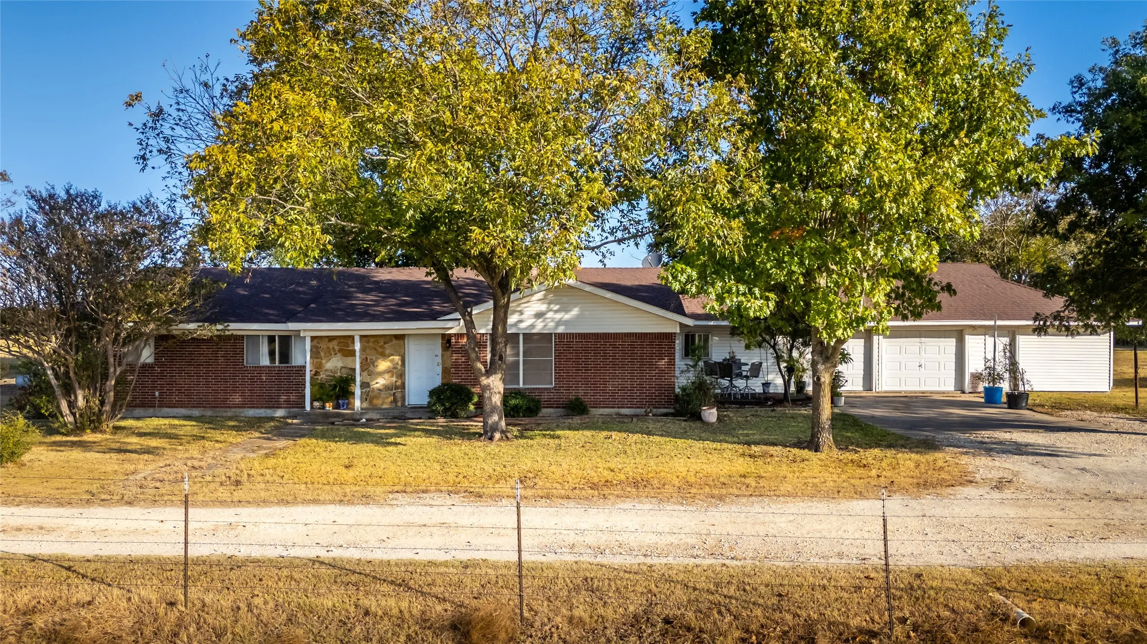 Farm For Sale in Johnson County , 4045 County Road 212, Alvarado, Texas 76009, 3 Bedroom, 2 Bathroom, 2 Garage spaces, 2,022 Sqft, built in 1958, Preowned, mls#21098858, Real Estate Agent in Alvarado, Homes For Sale in Johnson county, Homes For Sale in Alvarado, Realtor in Alvarado Texas, Real Estate Brokerage Independent Realty Texas, Luminita Cordes Realtor