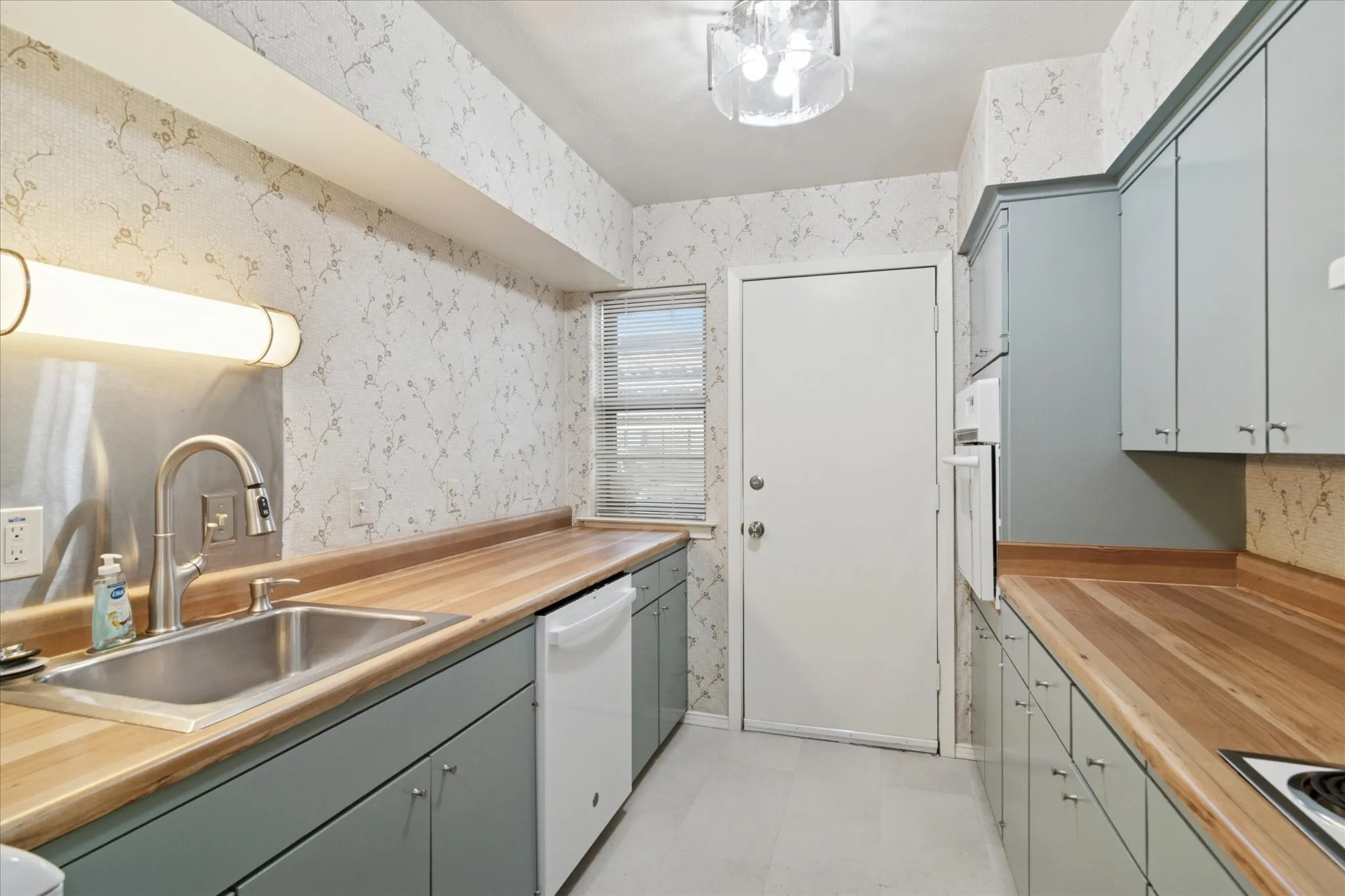 Beautifully updated kitchen with all new appliances
