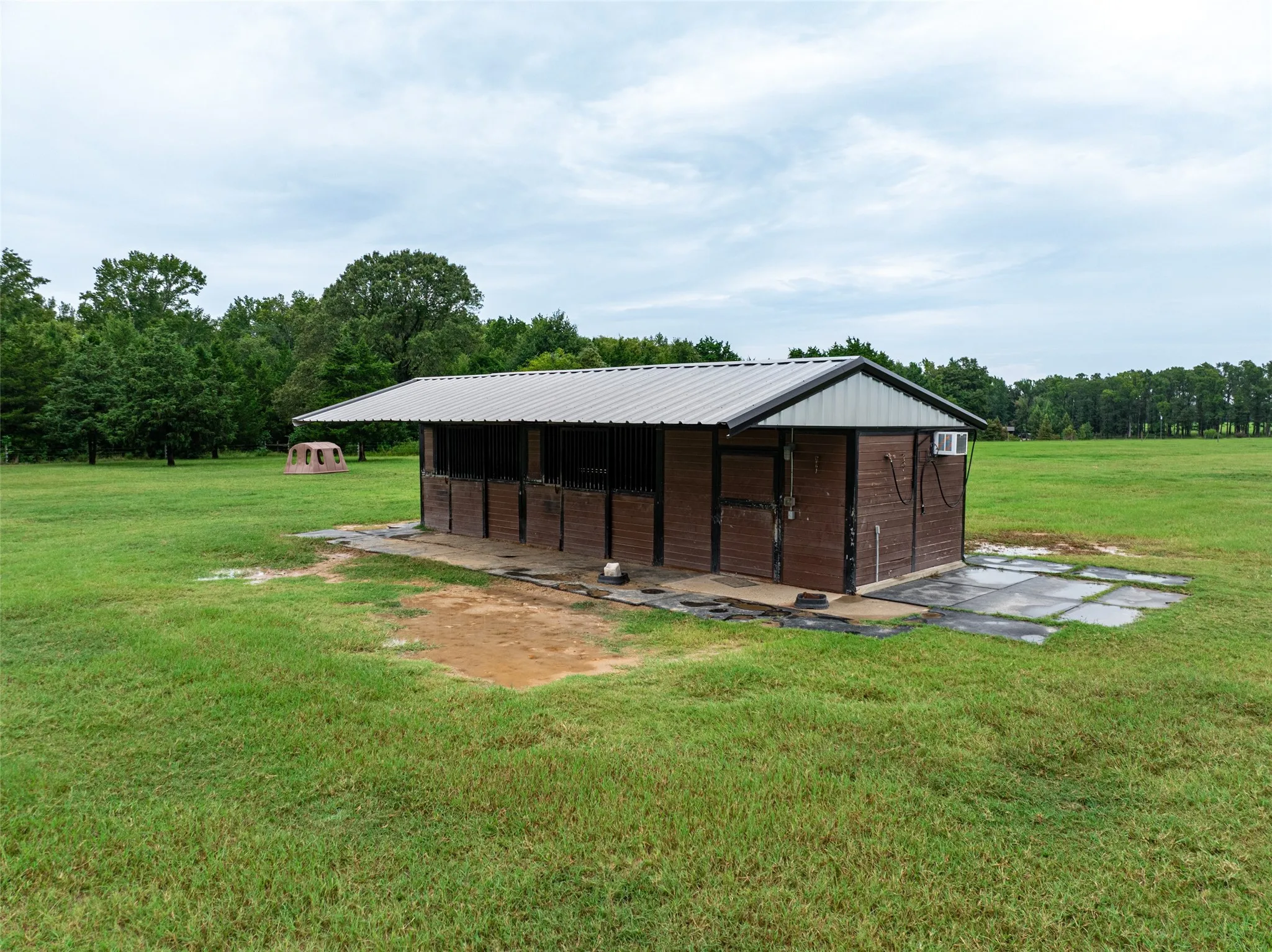 Single Family Residence For Sale in Van Zandt County , 7111 Fm 2339, Murchison, Texas 75778, 1 Bedroom, 1 Bathroom, Garage spaces, 640 Sqft, built in 2011, Preowned, Price $1,999,999, mls#21099592, Real Estate Agent in Murchison, Homes For Sale in Van Zandt county, Homes For Sale in Murchison, Realtor in Murchison Texas, Real Estate Brokerage Independent Realty Texas, Luminita Cordes Realtor