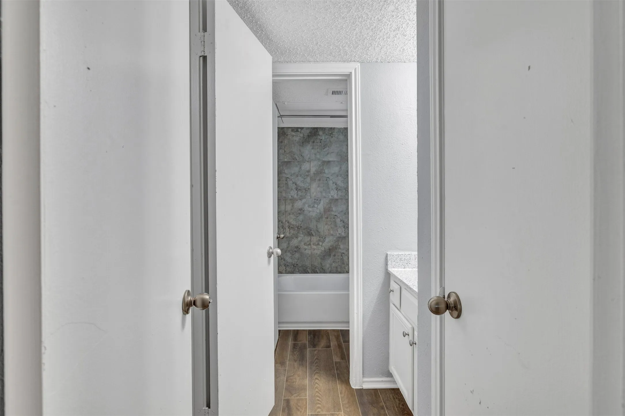 Condominium For Sale in Dallas County , 11311 Audelia Road 230, Dallas, Texas 75243, 2 Bedroom, 2 Bathroom, Garage spaces, 1,017 Sqft, built in 1982, mls#21100286, Real Estate Agent in Dallas, Homes For Sale in Dallas county, Homes For Sale in Dallas, Realtor in Dallas Texas, Real Estate Brokerage Independent Realty Texas, Luminita Cordes Realtor