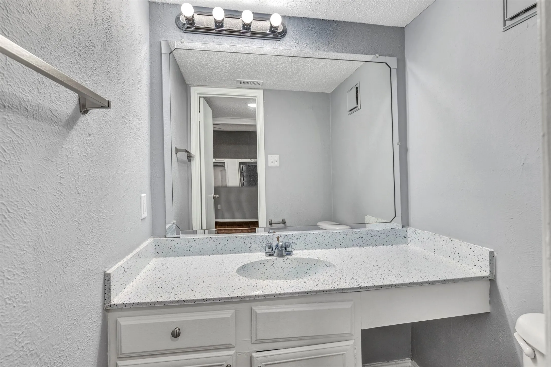 Condominium For Sale in Dallas County , 11311 Audelia Road 230, Dallas, Texas 75243, 2 Bedroom, 2 Bathroom, Garage spaces, 1,017 Sqft, built in 1982, mls#21100286, Real Estate Agent in Dallas, Homes For Sale in Dallas county, Homes For Sale in Dallas, Realtor in Dallas Texas, Real Estate Brokerage Independent Realty Texas, Luminita Cordes Realtor