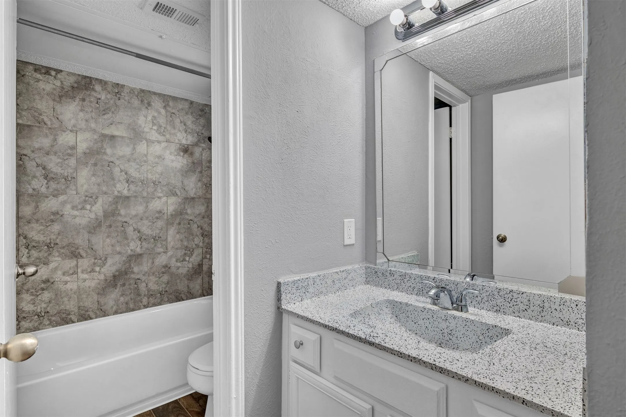 Condominium For Sale in Dallas County , 11311 Audelia Road 230, Dallas, Texas 75243, 2 Bedroom, 2 Bathroom, Garage spaces, 1,017 Sqft, built in 1982, mls#21100286, Real Estate Agent in Dallas, Homes For Sale in Dallas county, Homes For Sale in Dallas, Realtor in Dallas Texas, Real Estate Brokerage Independent Realty Texas, Luminita Cordes Realtor