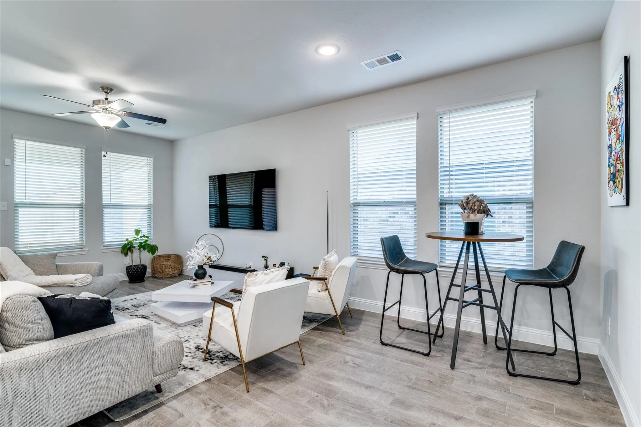Living room with light wood-style flooring, healthy amount of natural light, ceiling fan, and recessed lighting