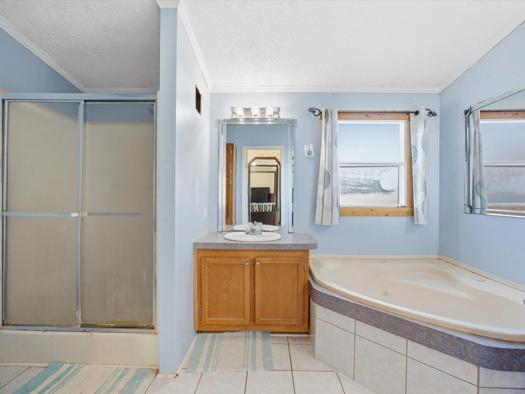 W/ Separate Shower