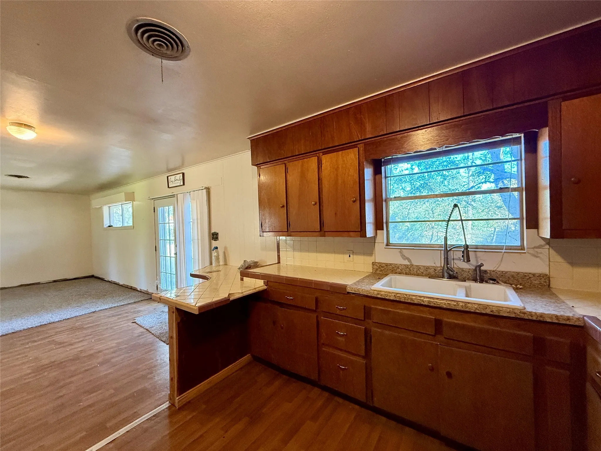 Single Family Residence For Sale in Hopkins County , 208 W Main Street, Cumby, Texas 75433, 3 Bedrooms, 1 Bathroom, 2 Garage spaces, 1,414 Sqft, built in 1973, Preowned, Price $115,000, mls#21066996, Real Estate Agent in Cumby, Homes For Sale in Hopkins county, Homes For Sale in Cumby, Realtor in Cumby Texas, Real Estate Brokerage Independent Realty Texas, Luminita Cordes Realtor