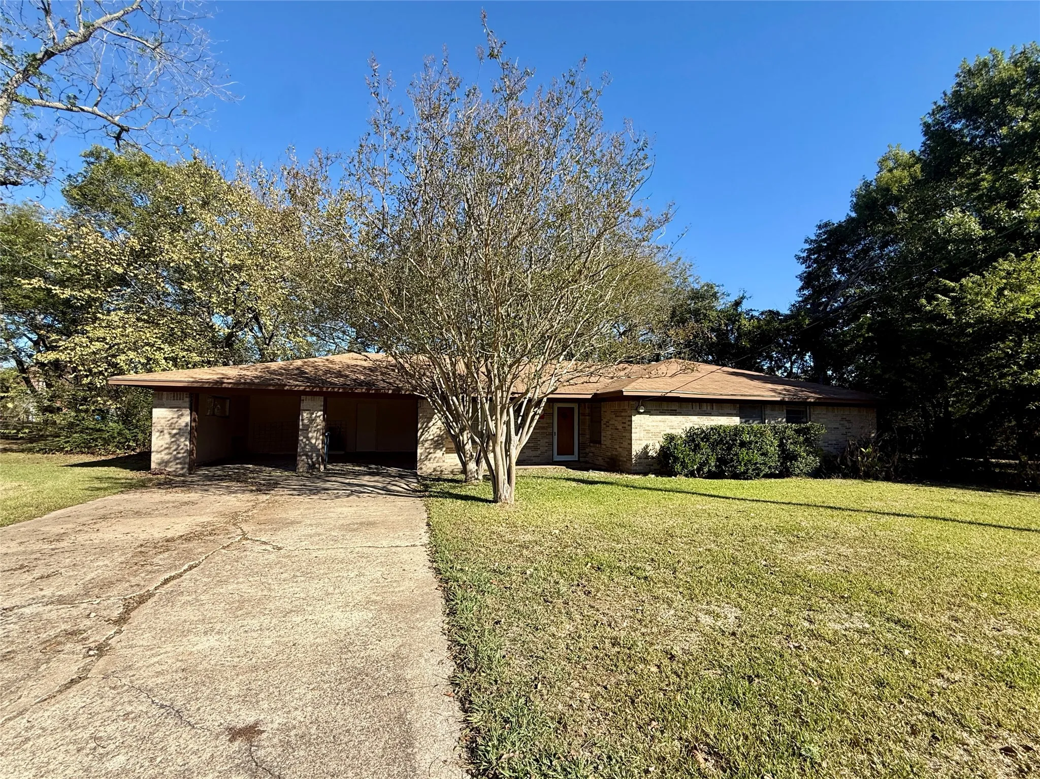 Single Family Residence For Sale in Hopkins County , 208 W Main Street, Cumby, Texas 75433, 3 Bedrooms, 1 Bathroom, 2 Garage spaces, 1,414 Sqft, built in 1973, Preowned, Price $115,000, mls#21066996, Real Estate Agent in Cumby, Homes For Sale in Hopkins county, Homes For Sale in Cumby, Realtor in Cumby Texas, Real Estate Brokerage Independent Realty Texas, Luminita Cordes Realtor