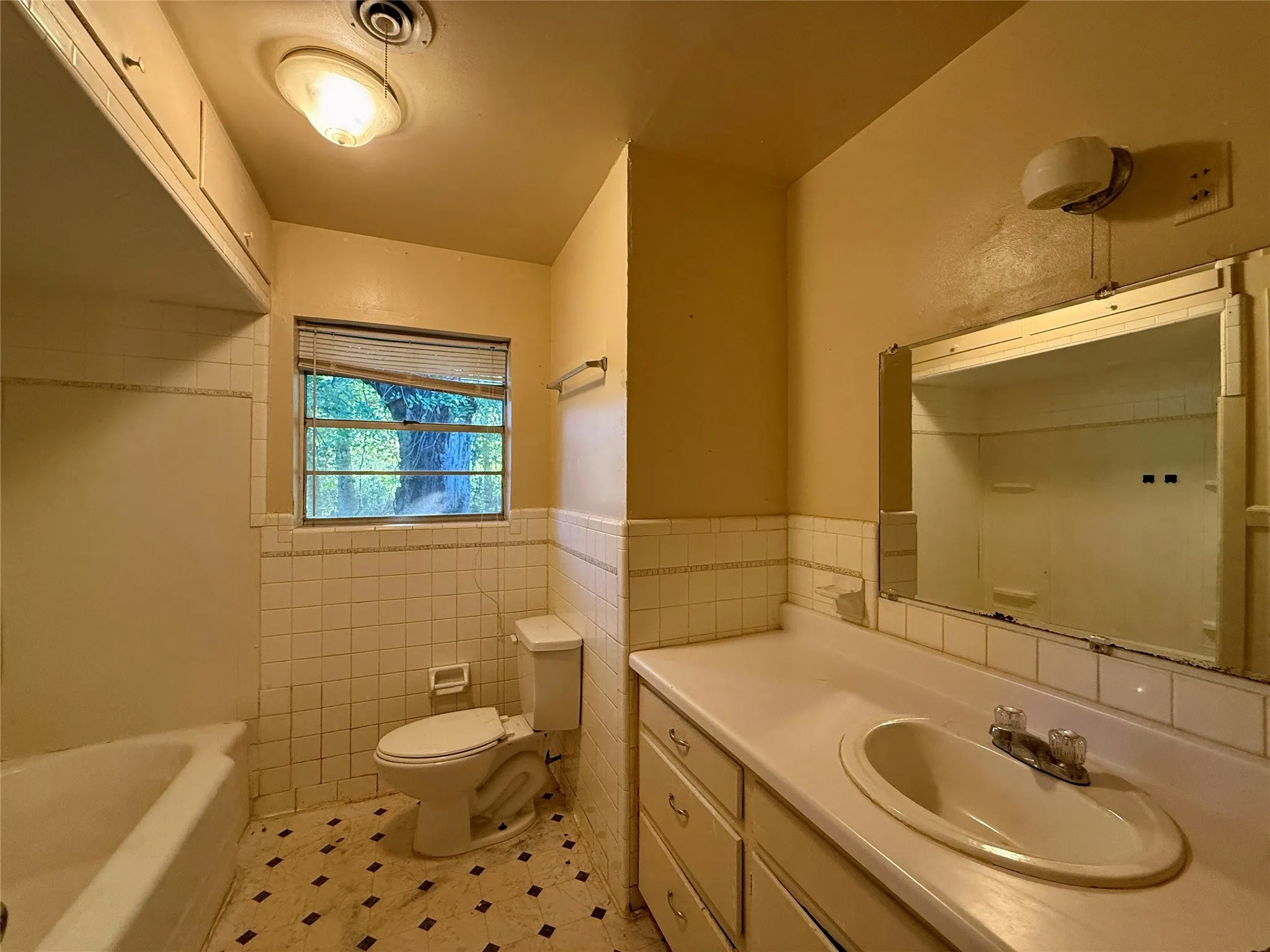 Single Family Residence For Sale in Hopkins County , 208 W Main Street, Cumby, Texas 75433, 3 Bedrooms, 1 Bathroom, 2 Garage spaces, 1,414 Sqft, built in 1973, Preowned, Price $115,000, mls#21066996, Real Estate Agent in Cumby, Homes For Sale in Hopkins county, Homes For Sale in Cumby, Realtor in Cumby Texas, Real Estate Brokerage Independent Realty Texas, Luminita Cordes Realtor