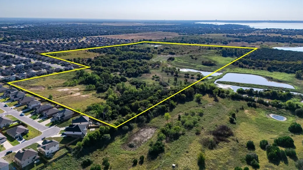 Aerial view of property and surrounding area featuring property boundaries highlighted