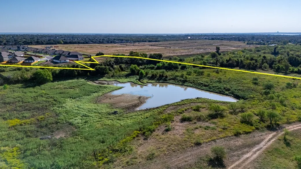 View of property location featuring a large body of water and property boundaries highlighted