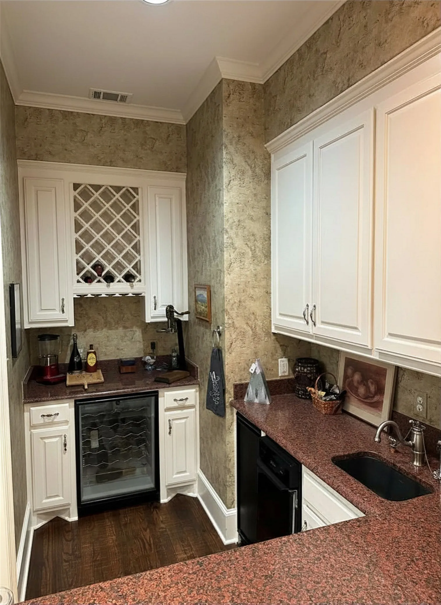 Single Family Residence For Sale in Anderson County , 408 E Jolly Street, Palestine, Texas 75801, 4 Bedroom, 6 Bathroom, 3 Garage spaces, 6,871 Sqft, built in 2000, Preowned, mls#21100444, Real Estate Agent in Palestine, Homes For Sale in Anderson county, Homes For Sale in Palestine, Realtor in Palestine Texas, Real Estate Brokerage Independent Realty Texas, Luminita Cordes Realtor