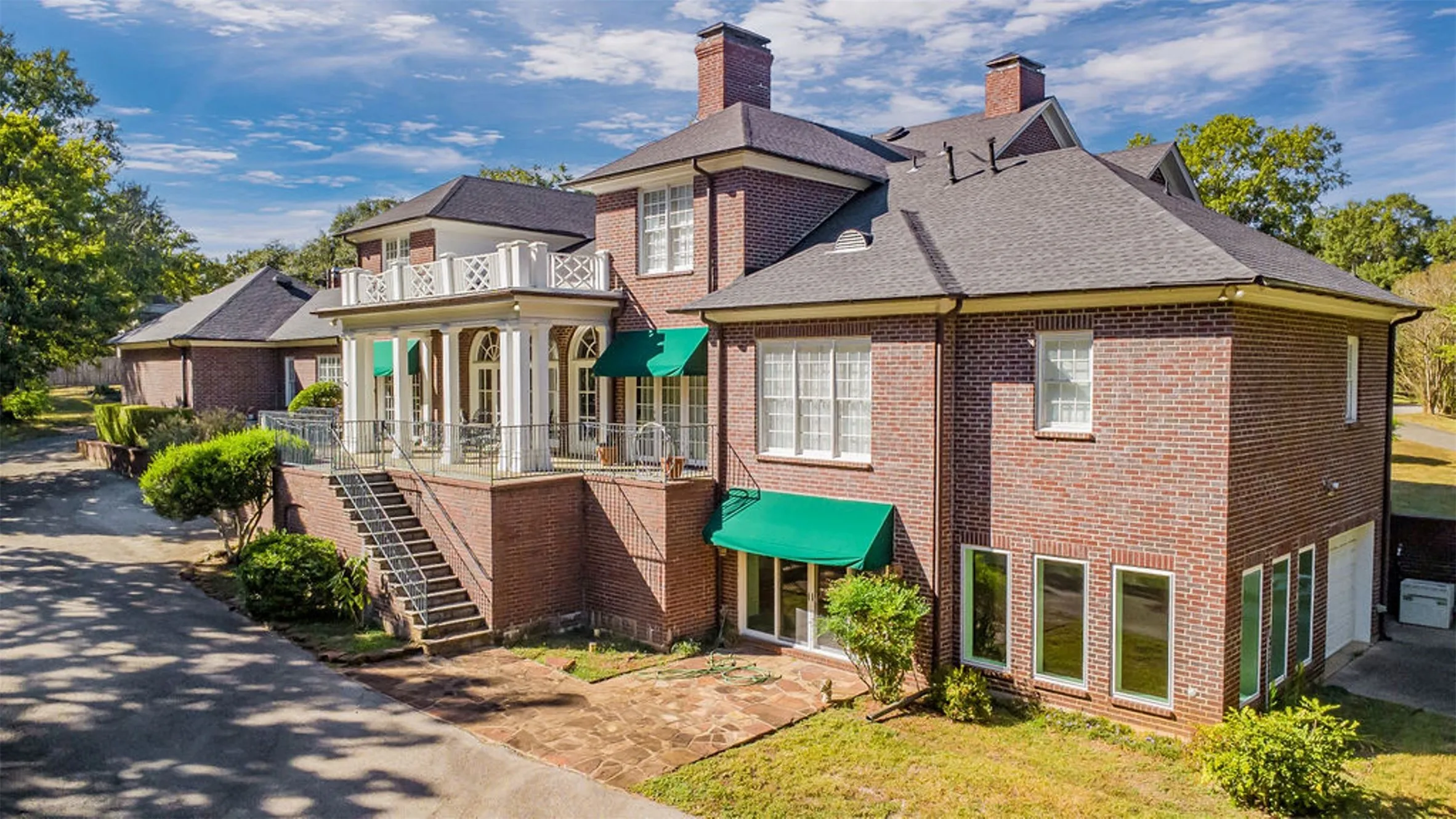 Single Family Residence For Sale in Anderson County , 408 E Jolly Street, Palestine, Texas 75801, 4 Bedroom, 6 Bathroom, 3 Garage spaces, 6,871 Sqft, built in 2000, Preowned, mls#21100444, Real Estate Agent in Palestine, Homes For Sale in Anderson county, Homes For Sale in Palestine, Realtor in Palestine Texas, Real Estate Brokerage Independent Realty Texas, Luminita Cordes Realtor
