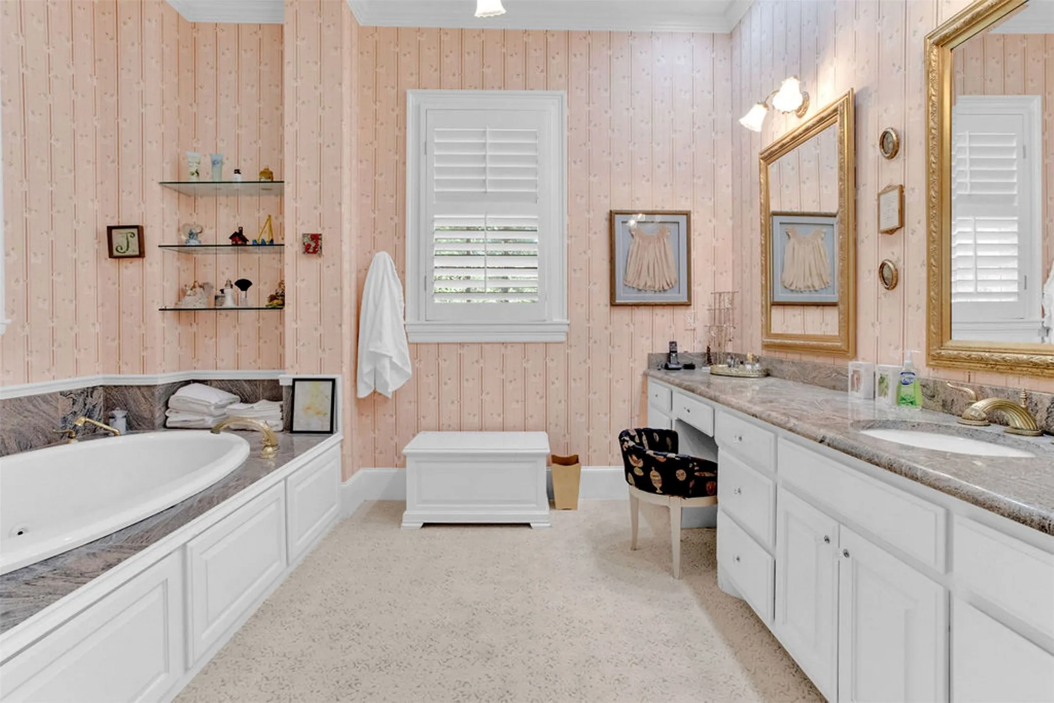 Single Family Residence For Sale in Anderson County , 408 E Jolly Street, Palestine, Texas 75801, 4 Bedroom, 6 Bathroom, 3 Garage spaces, 6,871 Sqft, built in 2000, Preowned, mls#21100444, Real Estate Agent in Palestine, Homes For Sale in Anderson county, Homes For Sale in Palestine, Realtor in Palestine Texas, Real Estate Brokerage Independent Realty Texas, Luminita Cordes Realtor
