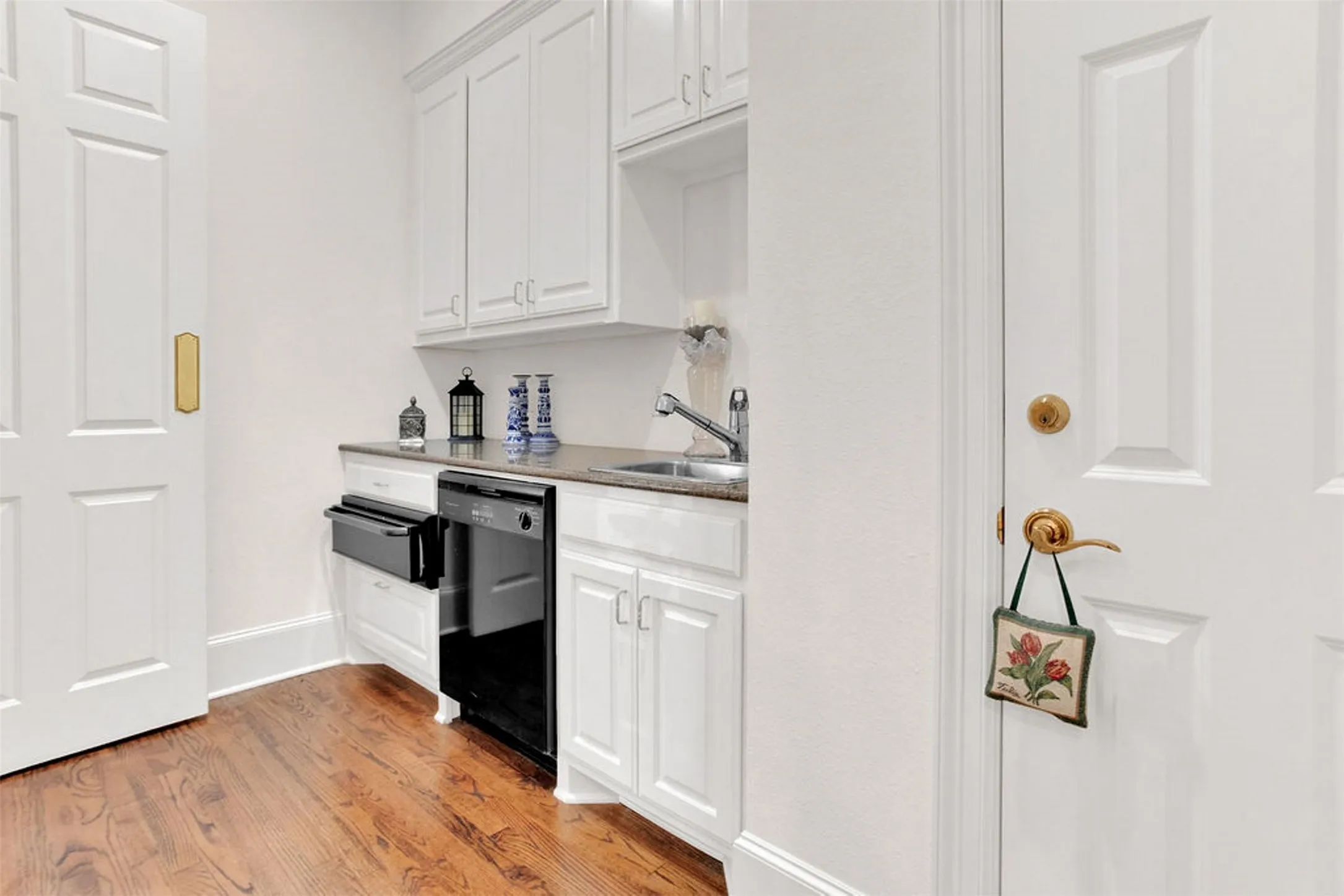 Single Family Residence For Sale in Anderson County , 408 E Jolly Street, Palestine, Texas 75801, 4 Bedroom, 6 Bathroom, 3 Garage spaces, 6,871 Sqft, built in 2000, Preowned, mls#21100444, Real Estate Agent in Palestine, Homes For Sale in Anderson county, Homes For Sale in Palestine, Realtor in Palestine Texas, Real Estate Brokerage Independent Realty Texas, Luminita Cordes Realtor