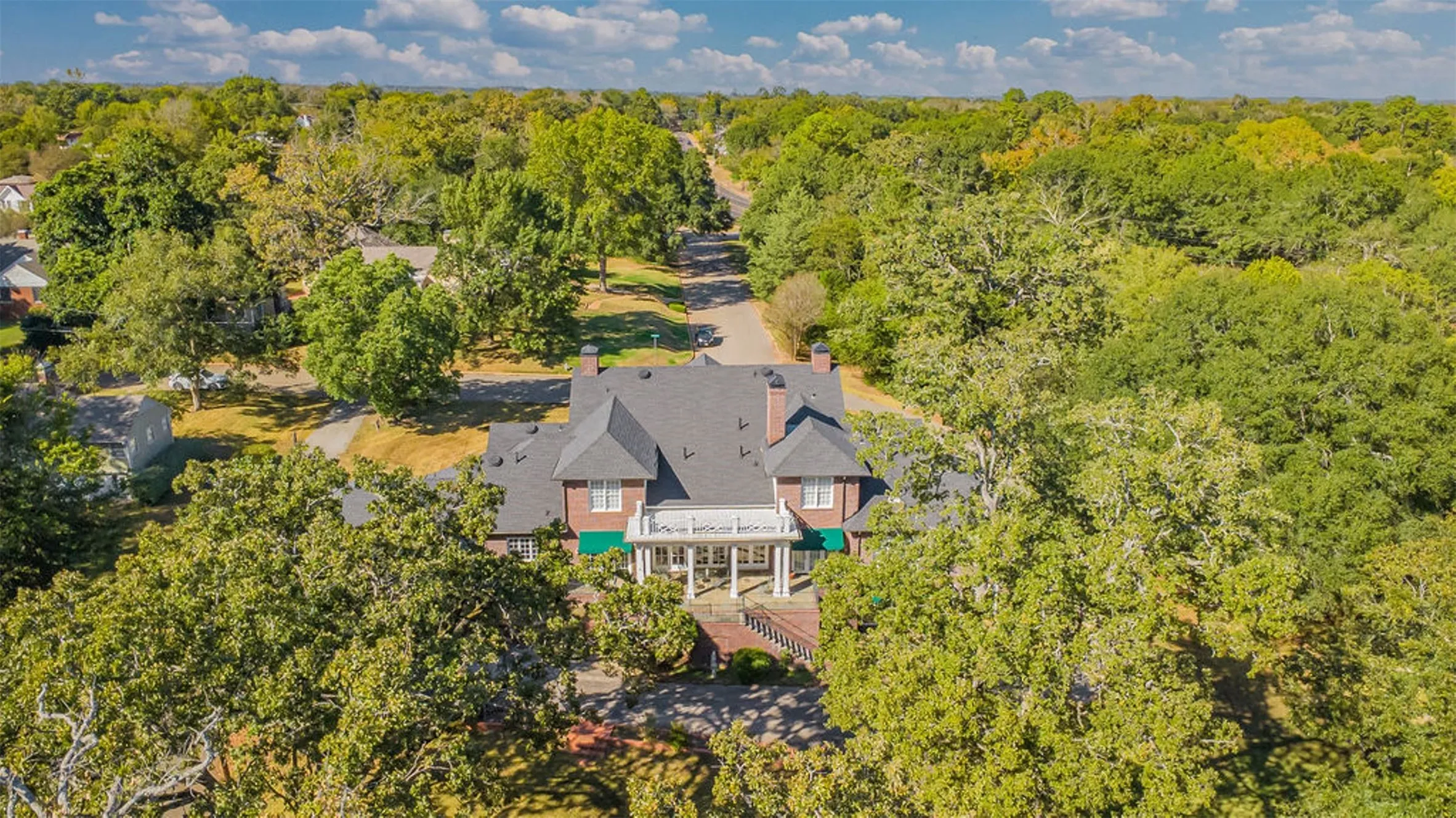 Single Family Residence For Sale in Anderson County , 408 E Jolly Street, Palestine, Texas 75801, 4 Bedroom, 6 Bathroom, 3 Garage spaces, 6,871 Sqft, built in 2000, Preowned, mls#21100444, Real Estate Agent in Palestine, Homes For Sale in Anderson county, Homes For Sale in Palestine, Realtor in Palestine Texas, Real Estate Brokerage Independent Realty Texas, Luminita Cordes Realtor